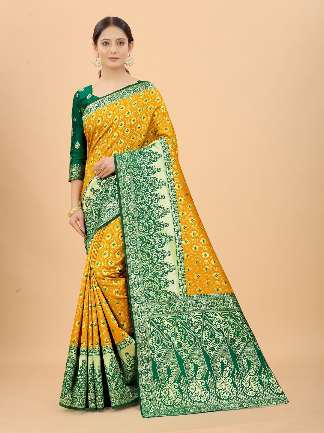 

SATYAM WEAVES Gold-Toned & Green Woven Design Zari Silk Cotton Banarasi Saree