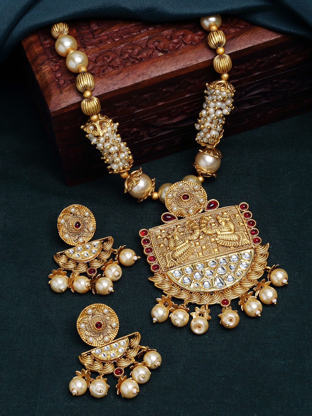 

PANASH Gold-Plated Red & White Kundan-Studded & Pearl Beaded Handcrafted Jewellery Set