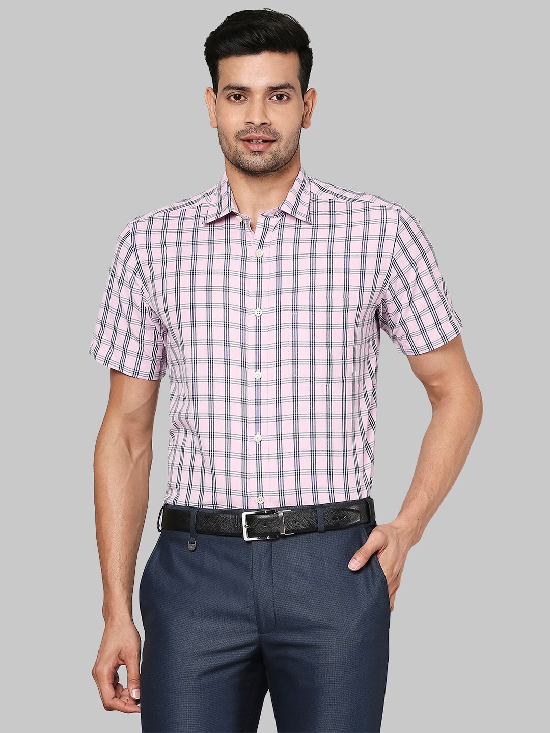 

Park Avenue Men Pink Checked Cotton Casual Shirt