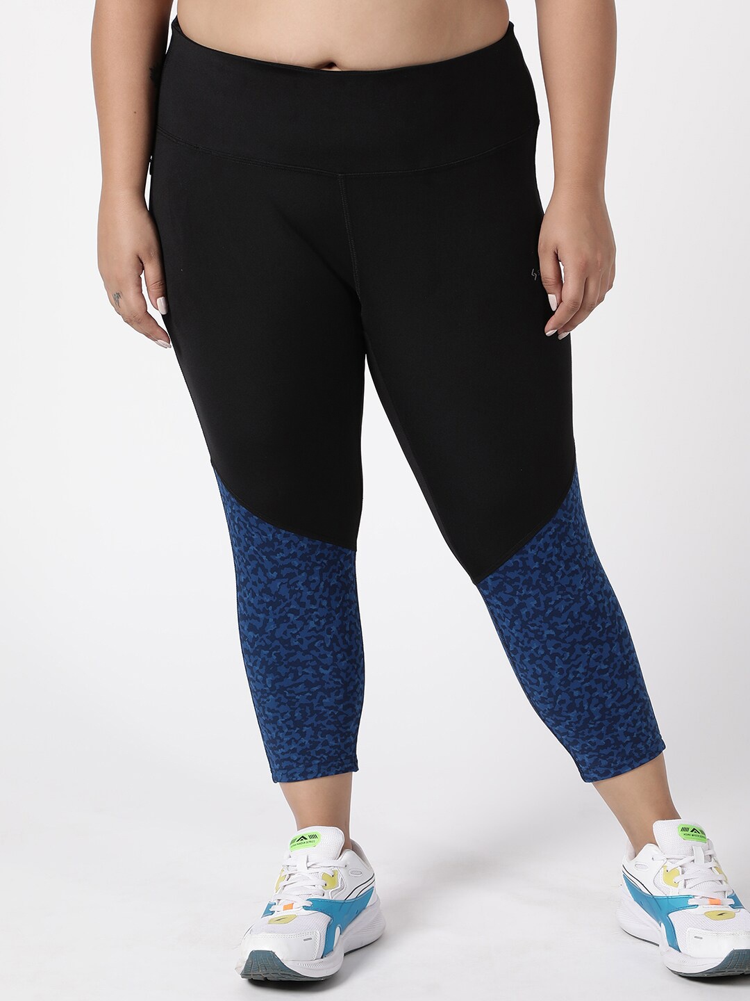

STUDIOACTIV Women Black & Blue Printed Sports Capris