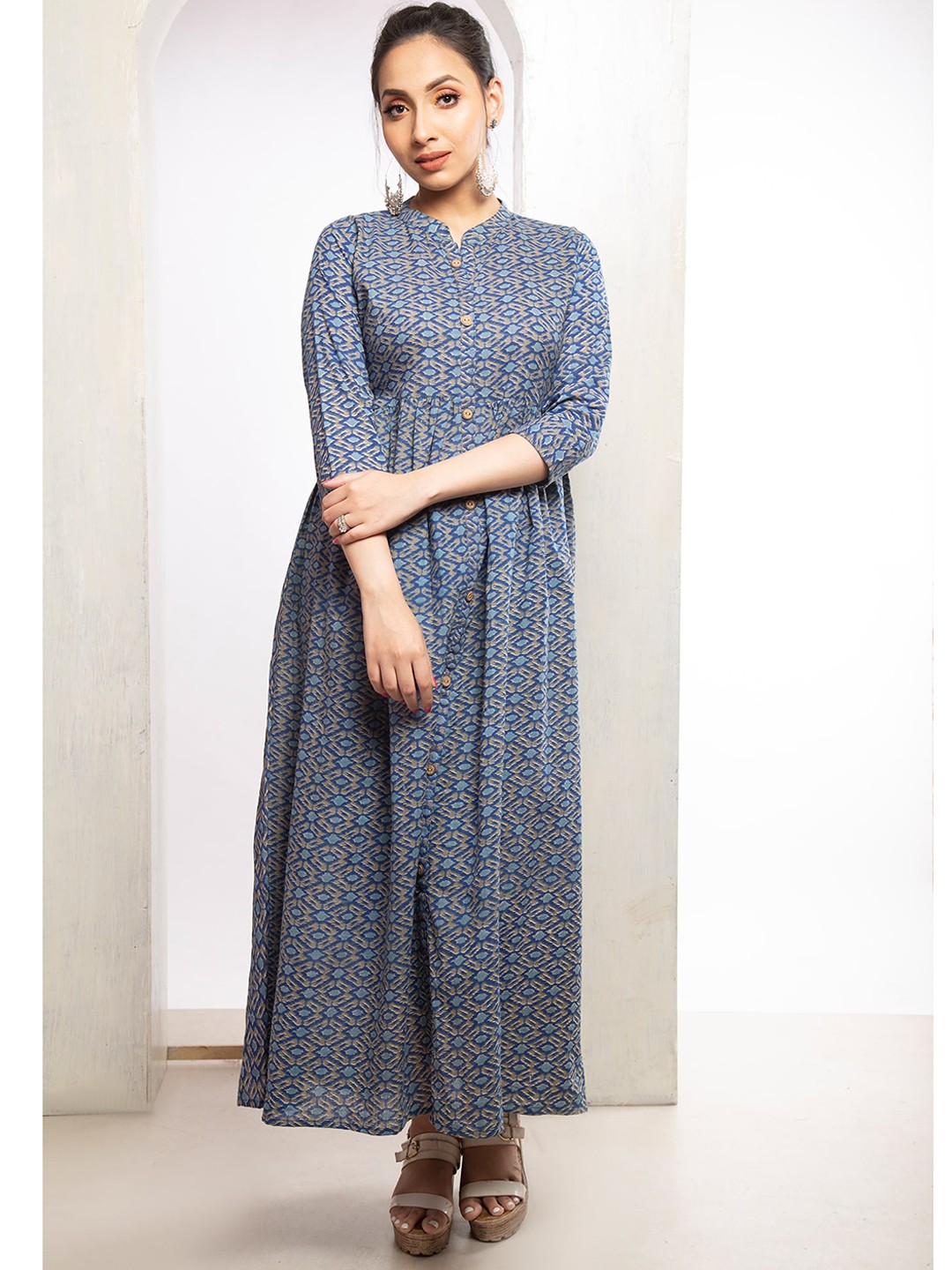 

Unnati Silks Women Blue Printed Handloom Kurta