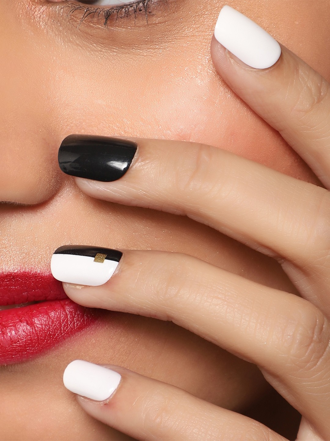 

LICK 30Pcs Glossy Pattern Artificial Fake Press On Nails - Black & White