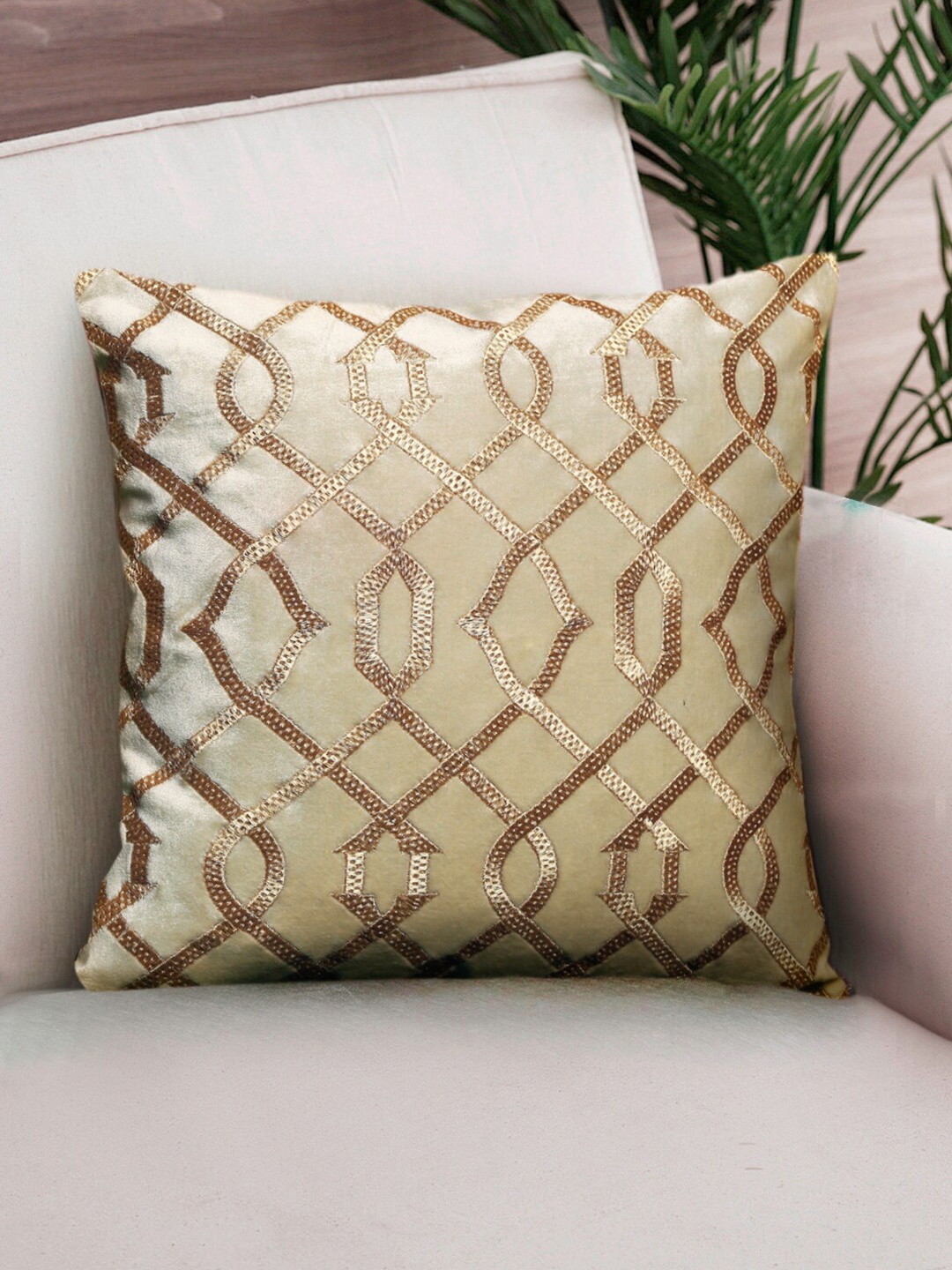 

NISRAG HOME Cream-Coloured & Gold-Toned Ethnic Motifs Velvet Square Cushion Covers