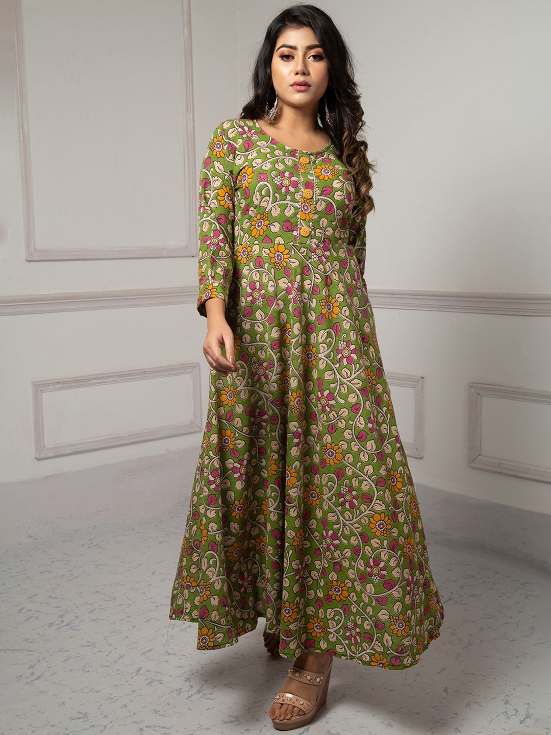 

Unnati Silks Women Green & Multicoloured Floral Printed Thread Work Floral Handloom Kurta