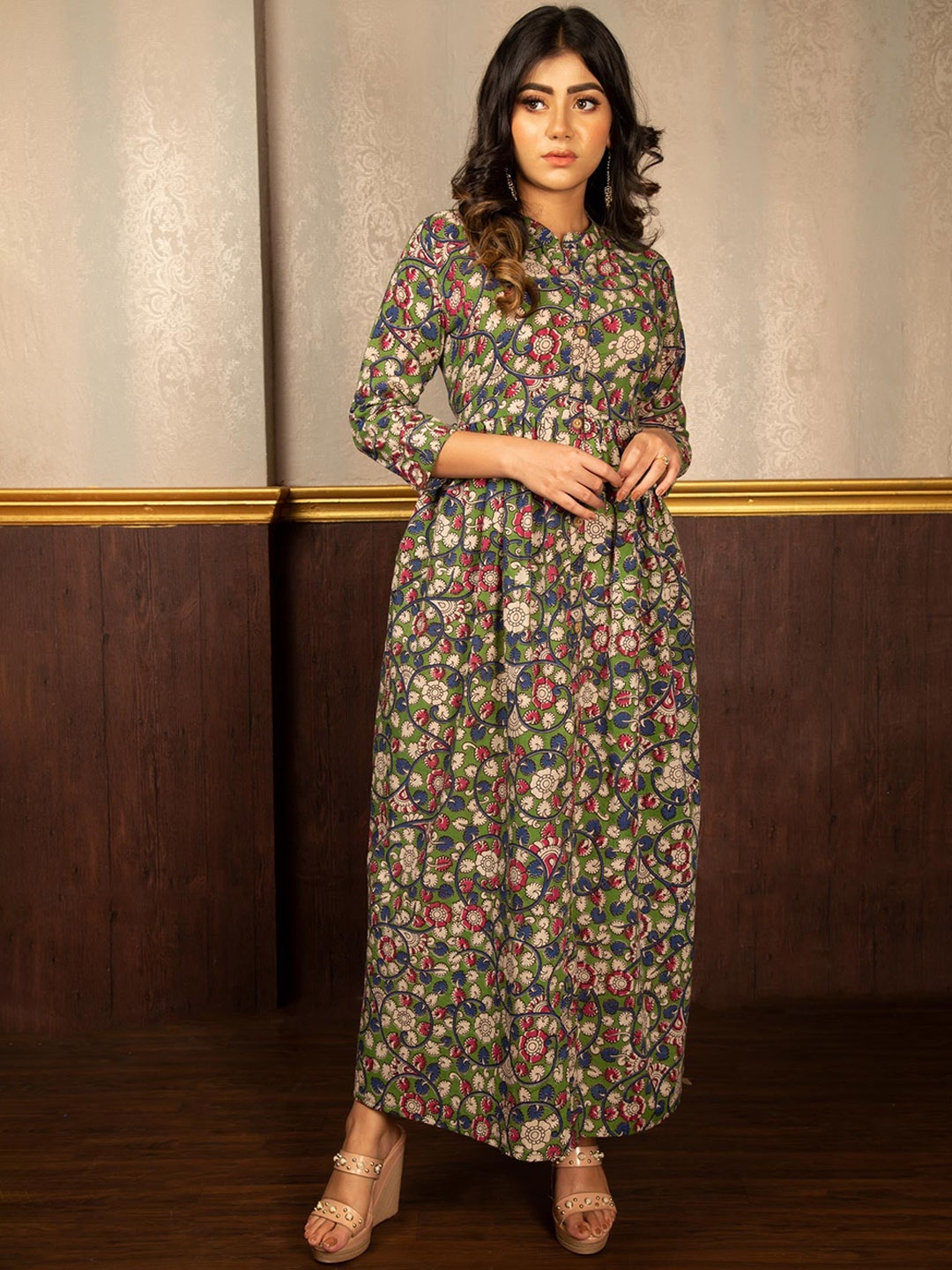 

Unnati Silks Women Green & Multicoloured Floral Printed Floral Handloom Anarkali Kurta