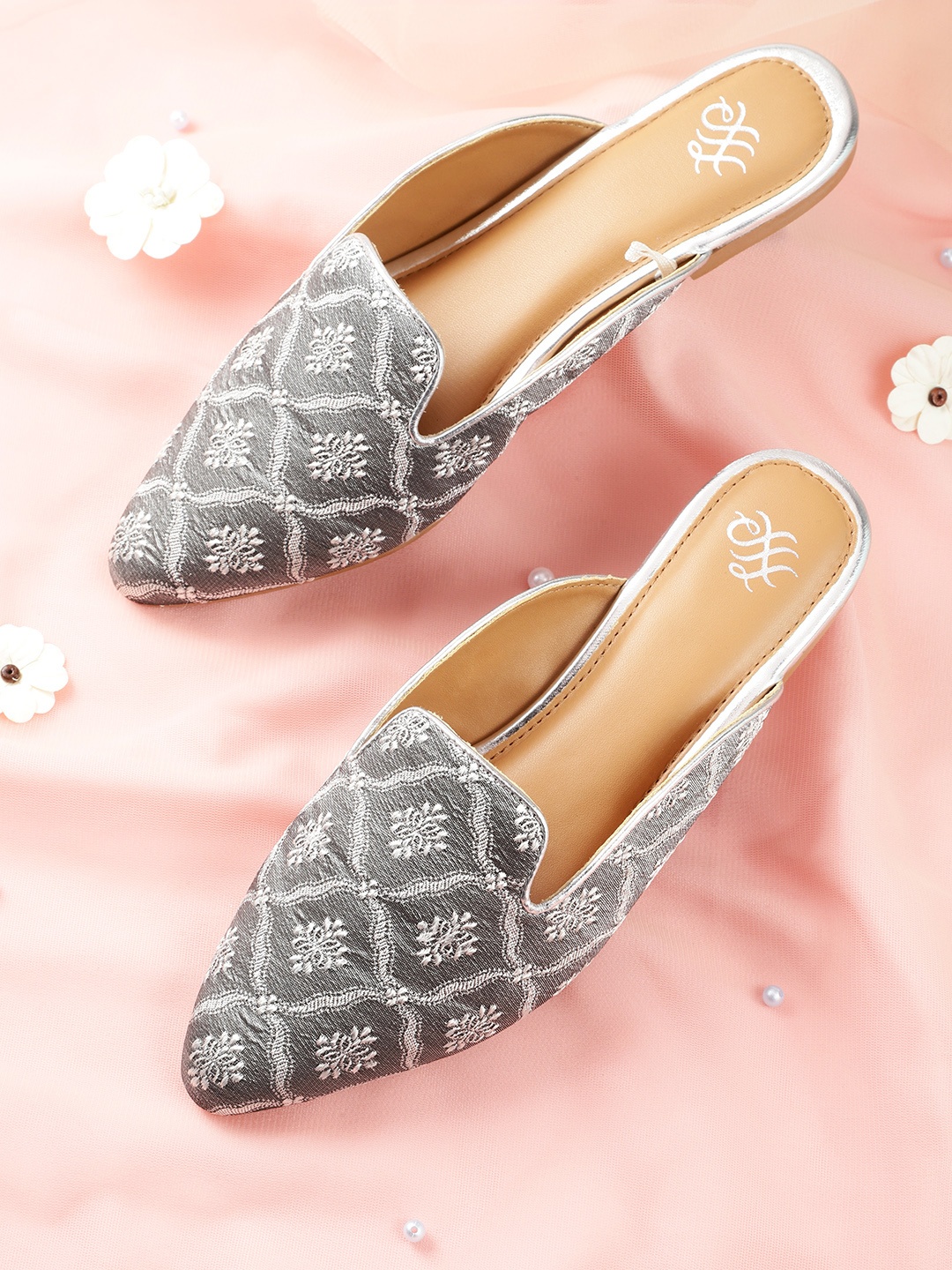 

House of Pataudi Women Grey & White Woven Design Mules