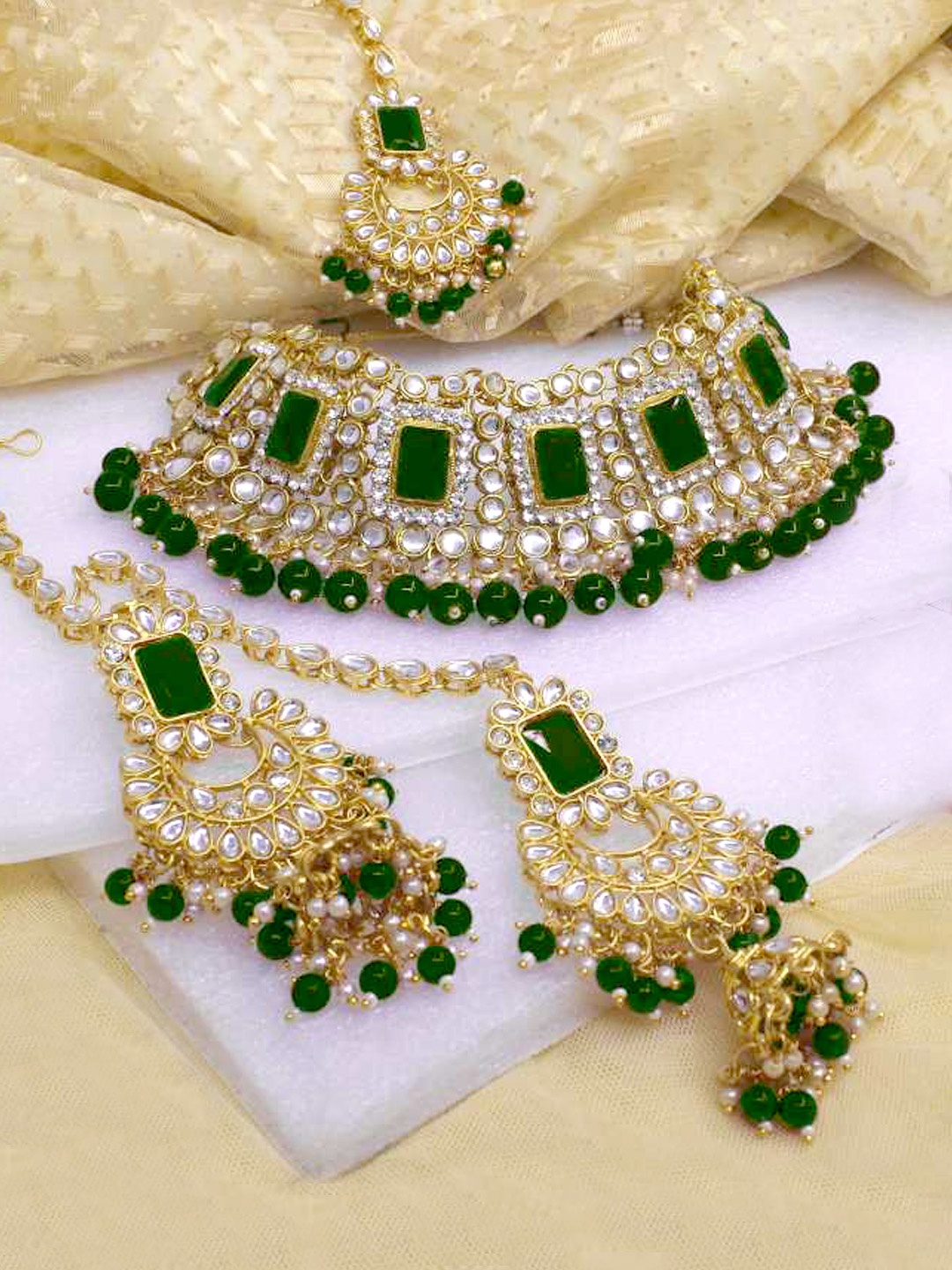 

SAIYONI Women Gold-Plated Green & White Kundan Studded & Beaded Jewellery Set