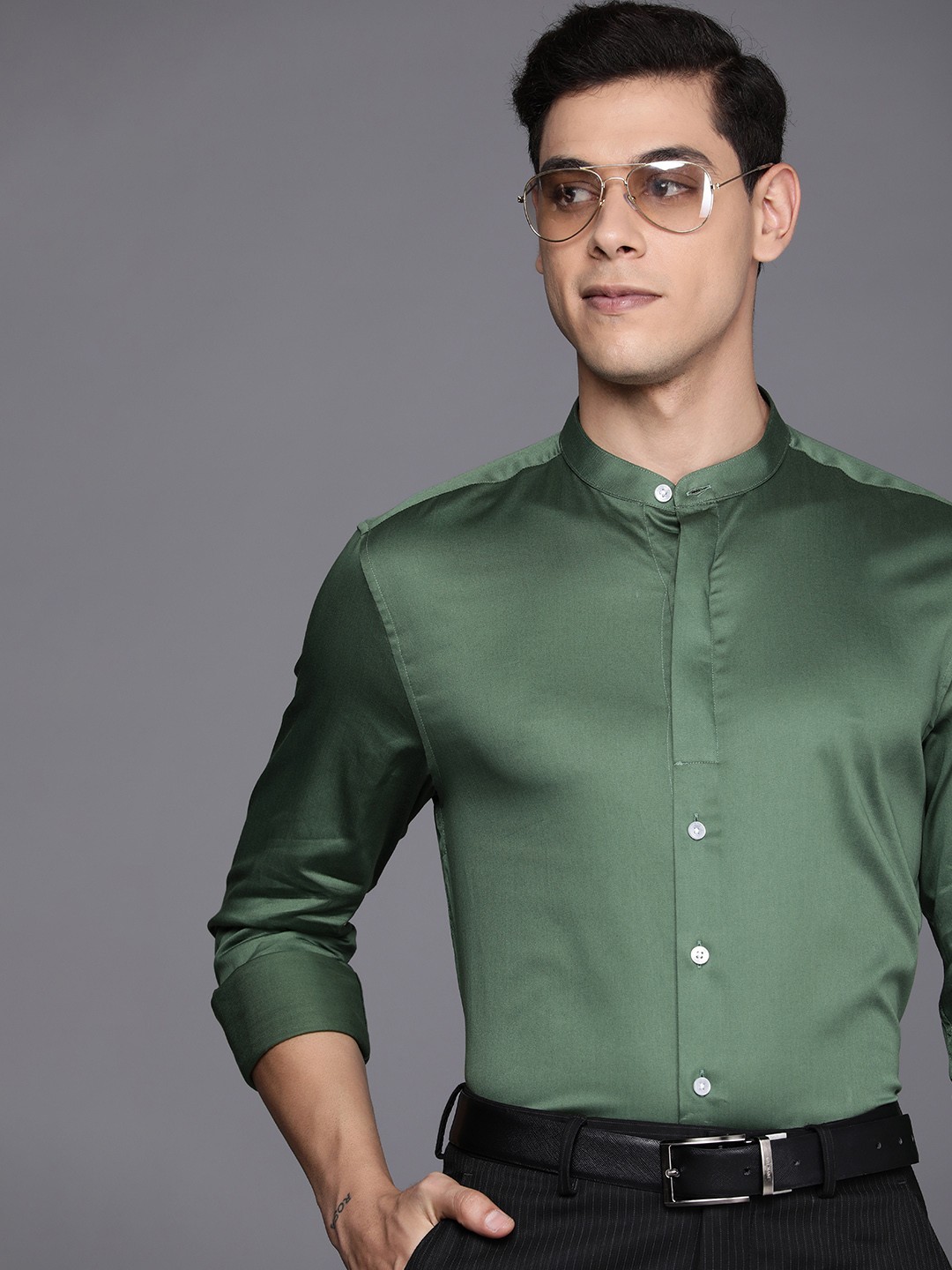 

Louis Philippe Men Green Solid Mandarin-Collar Slim Fit Formal Shirt