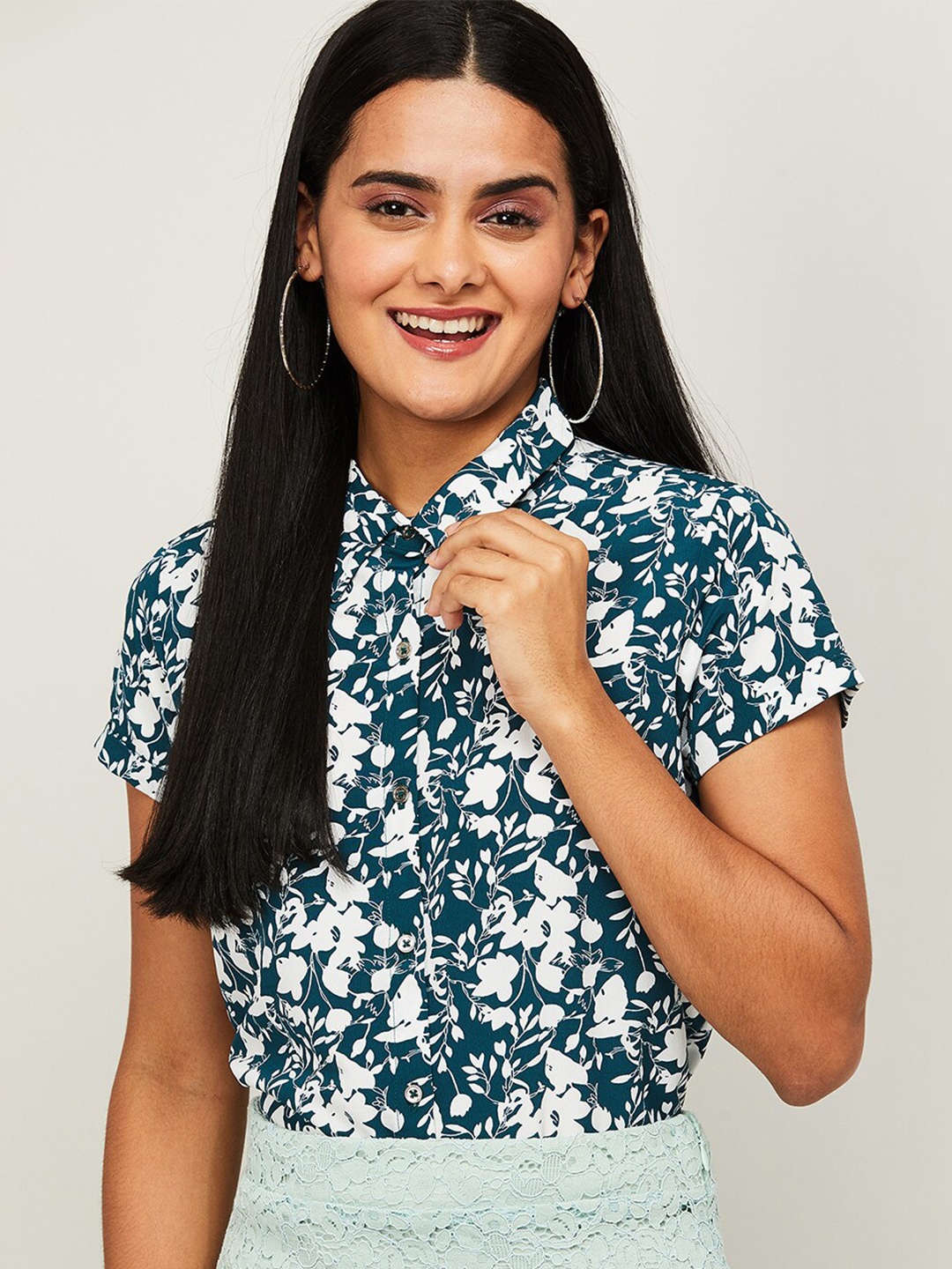 

Fame Forever by Lifestyle Blue Floral Print Shirt Style Top