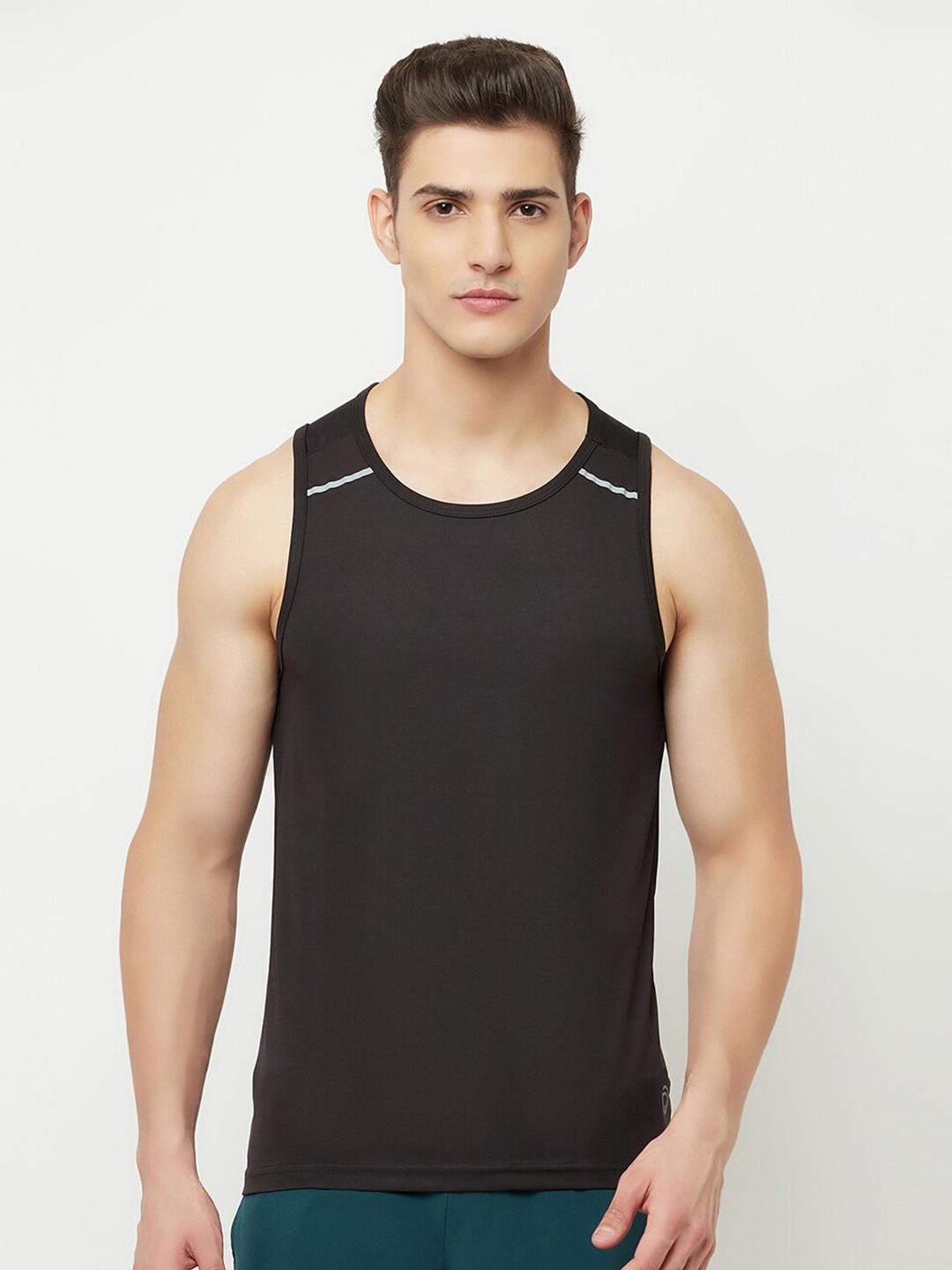 

Truerevo Men Black Solid Rapid Dry Sports T-shirt