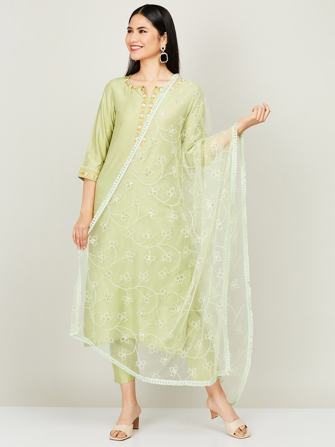 

Melange by Lifestyle Green & White Floral Embroidered Dupatta