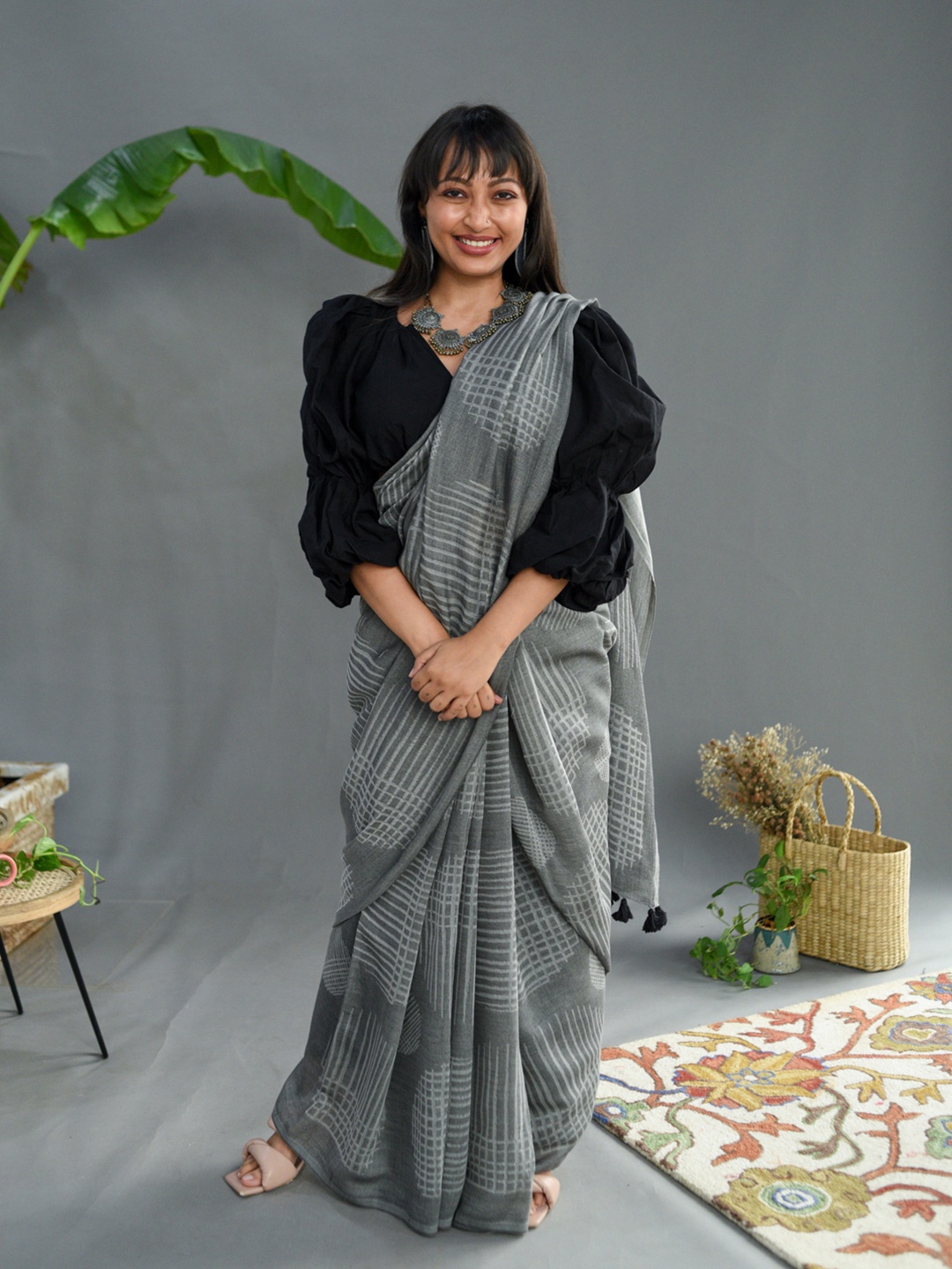 

Suta Women Grey & White Printed Saree