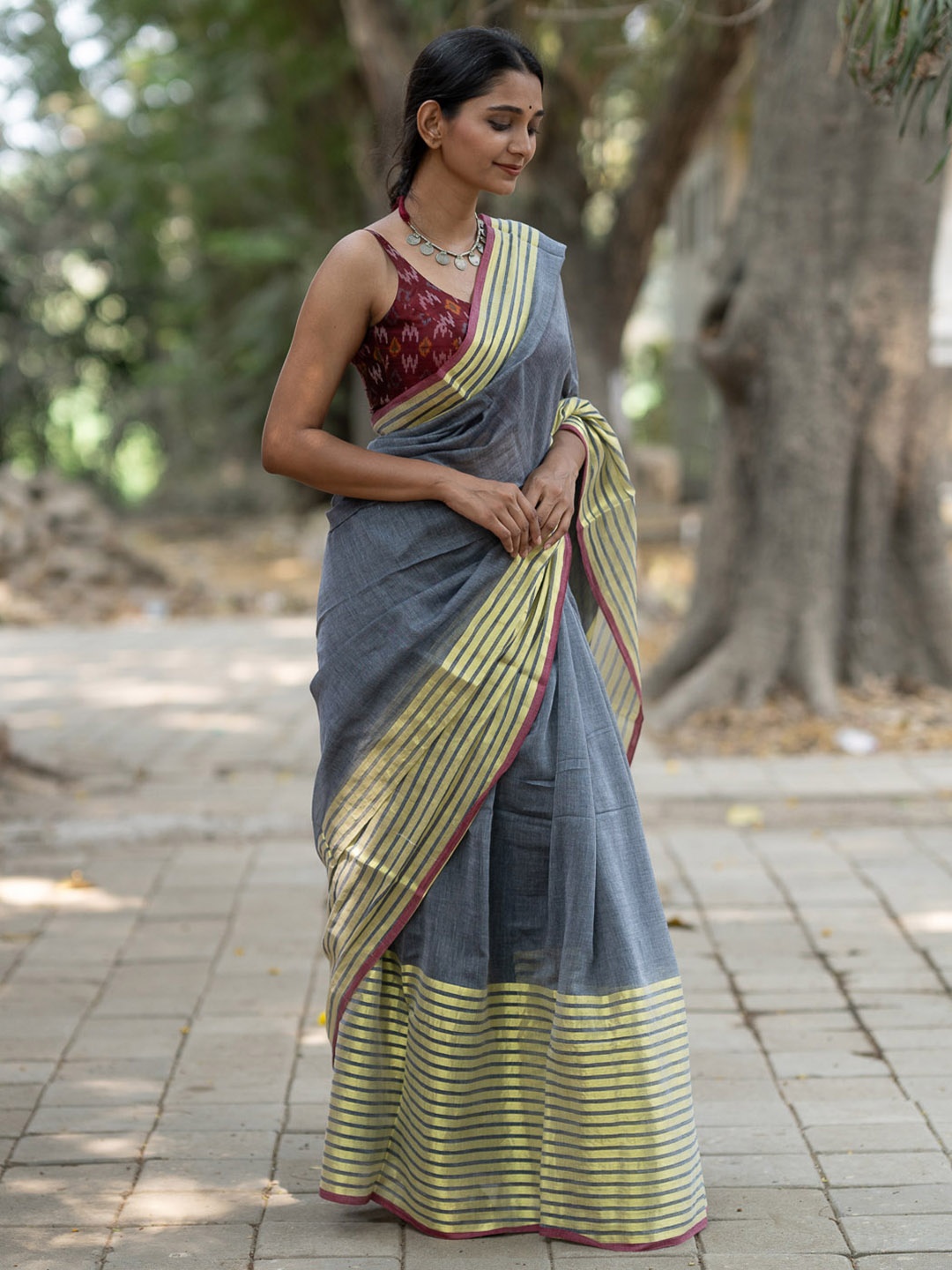 

Suta Women Grey & Gold-Toned Striped Saree