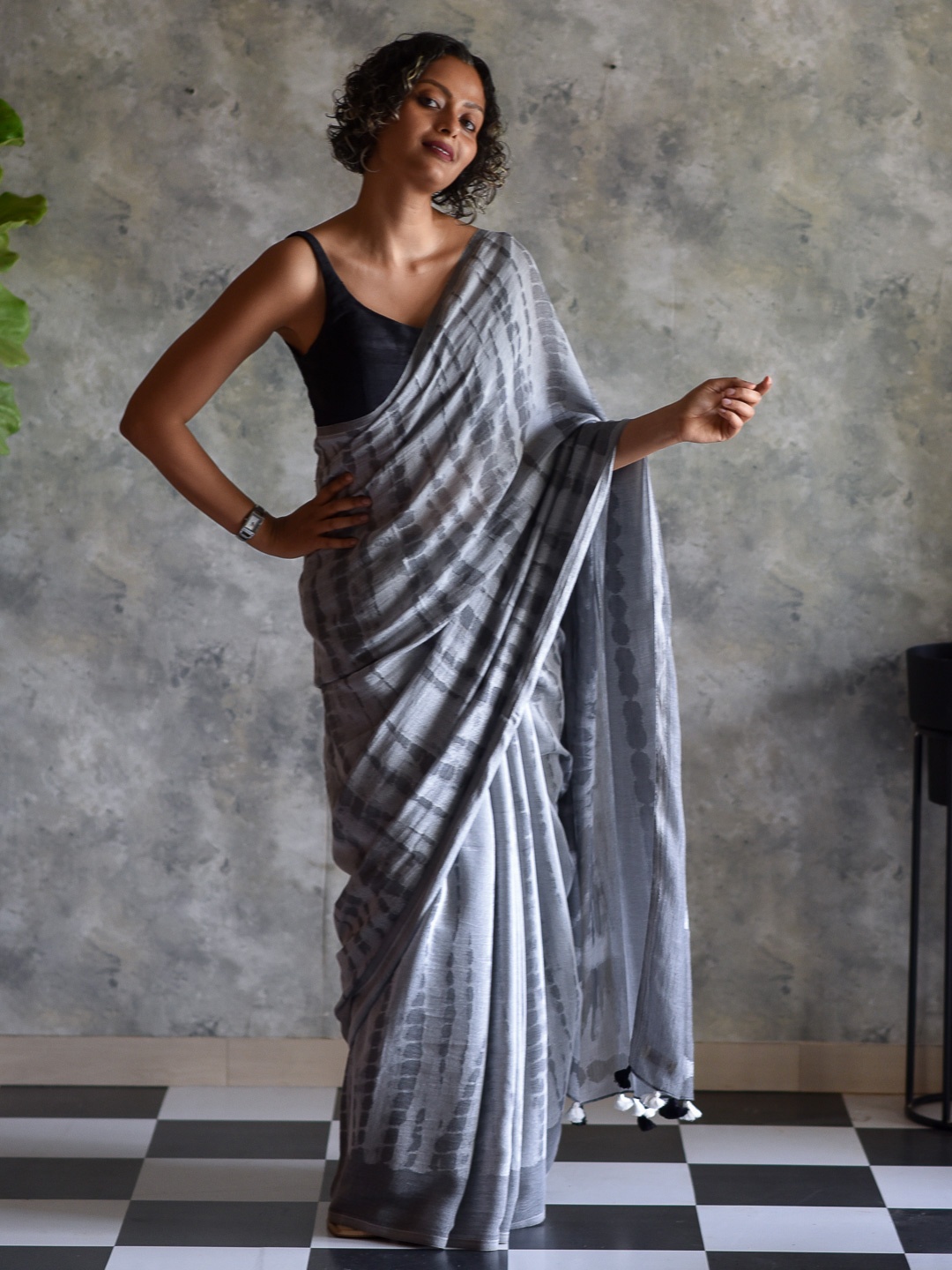 

Suta Grey & White Tie and Dye Saree