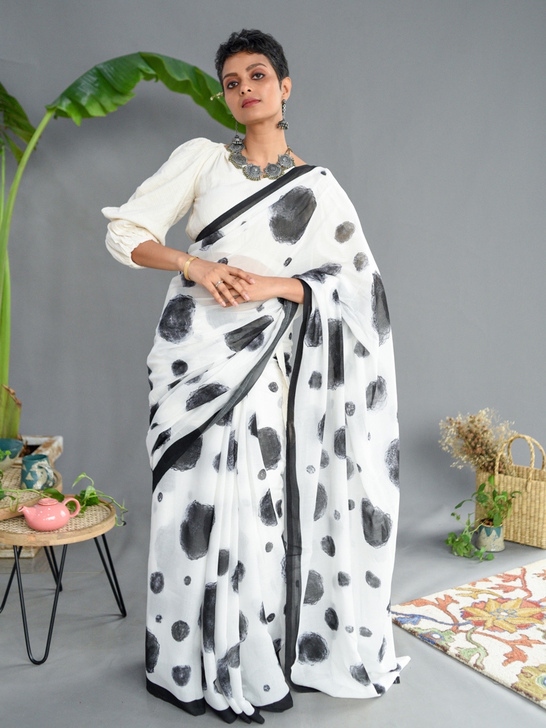 

Suta White & Black Printed Zari Saree