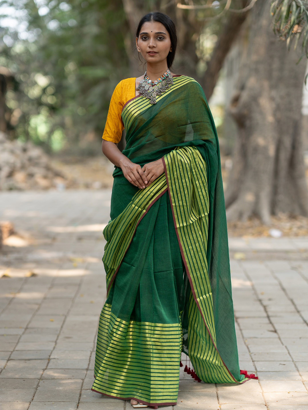 

Suta Green & Gold-Toned Solid Saree