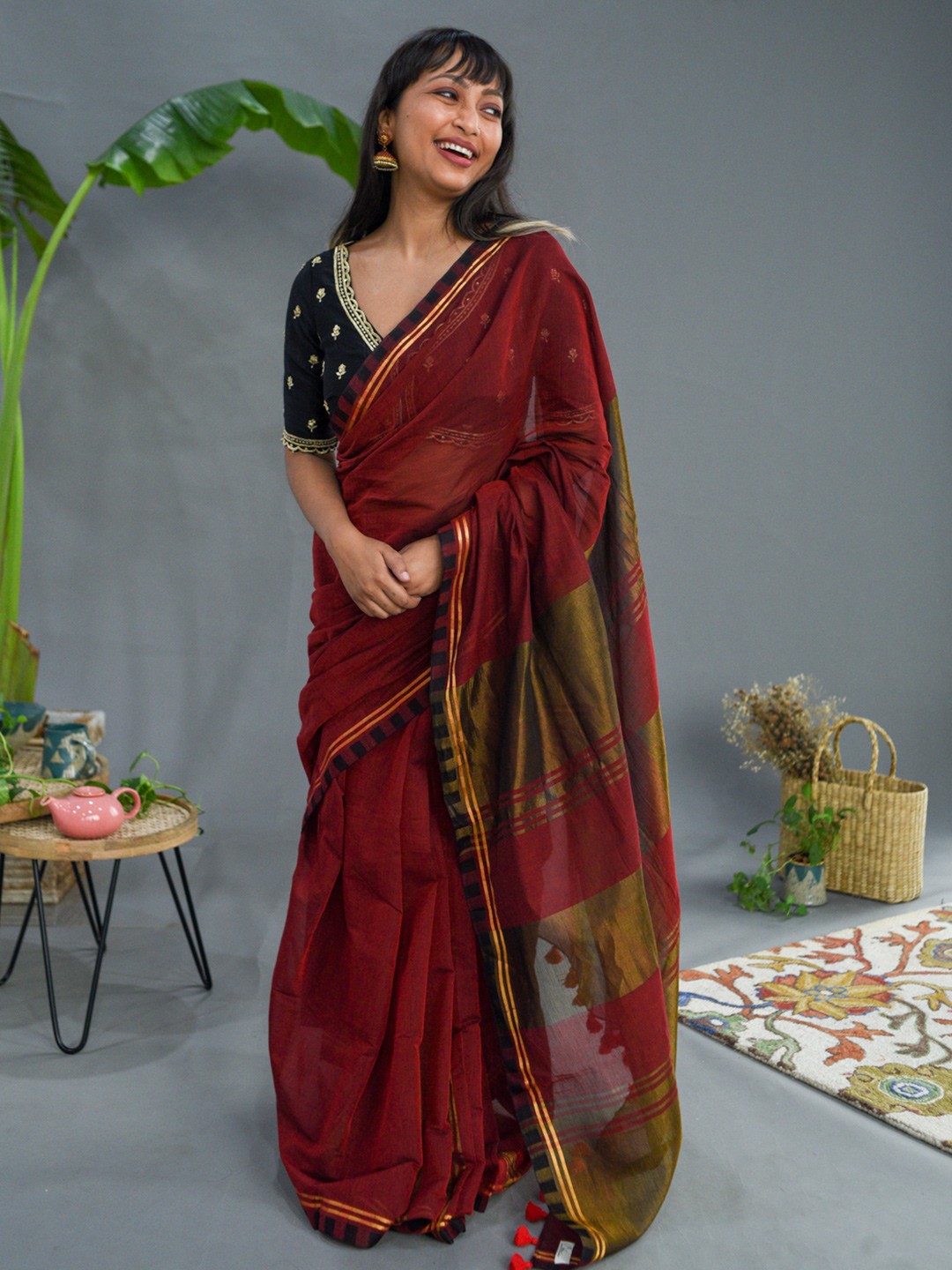

Suta Red & Gold-Toned Striped Saree