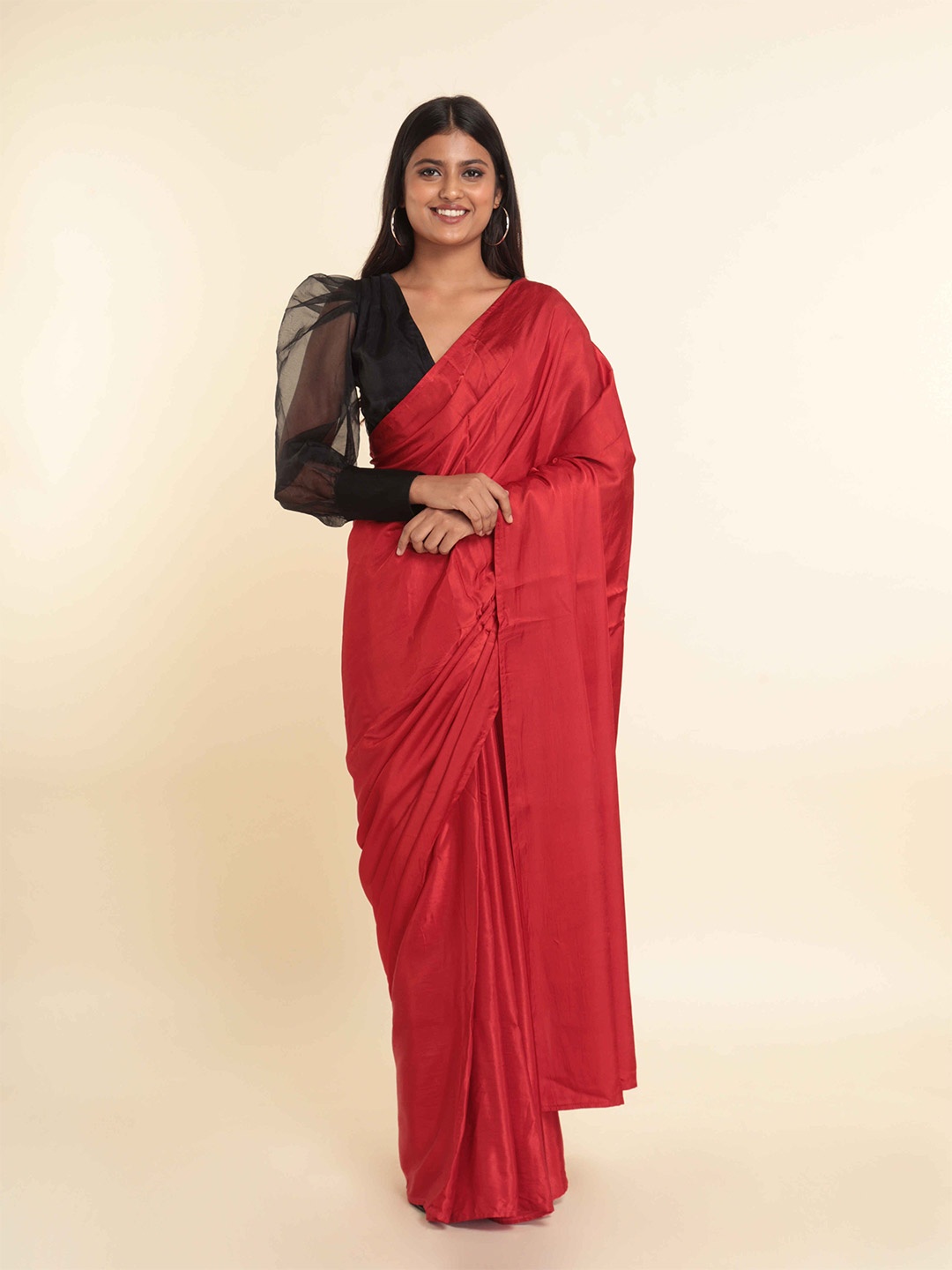 

Suta Women Red Solid Saree