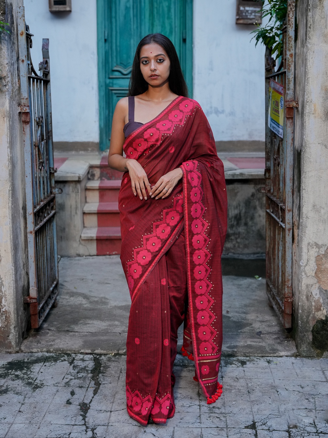 

Suta Maroon & Pink Woven Design Saree