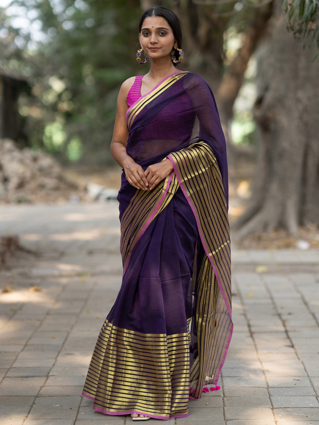 

Suta Purple & Gold-Toned Solid Saree