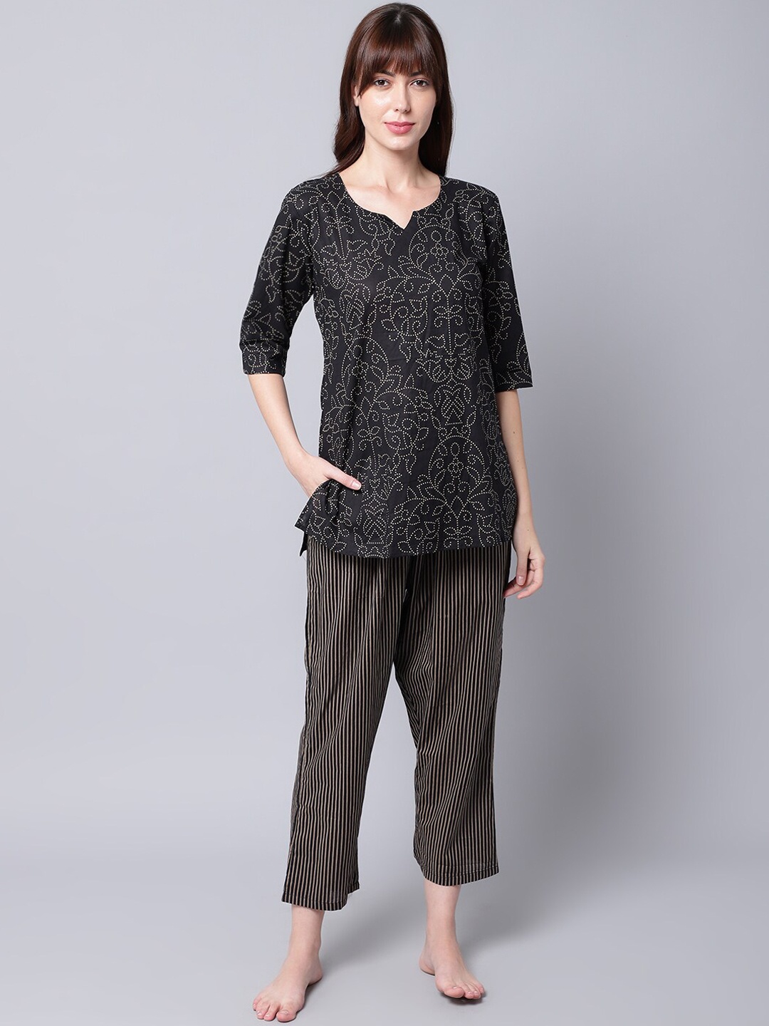 

TAG 7 Women Black & White Bandani Printed Night suit