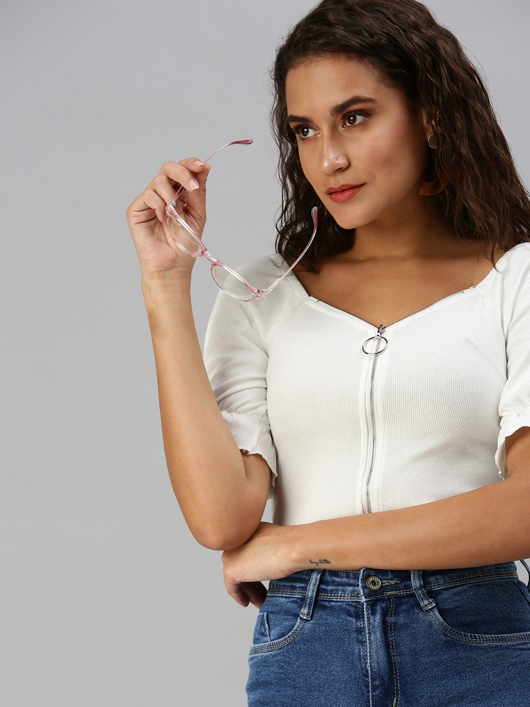 

SHOWOFF White Ribbed Sweetheart Neck Monochrome Acrylic Fitted Crop Top