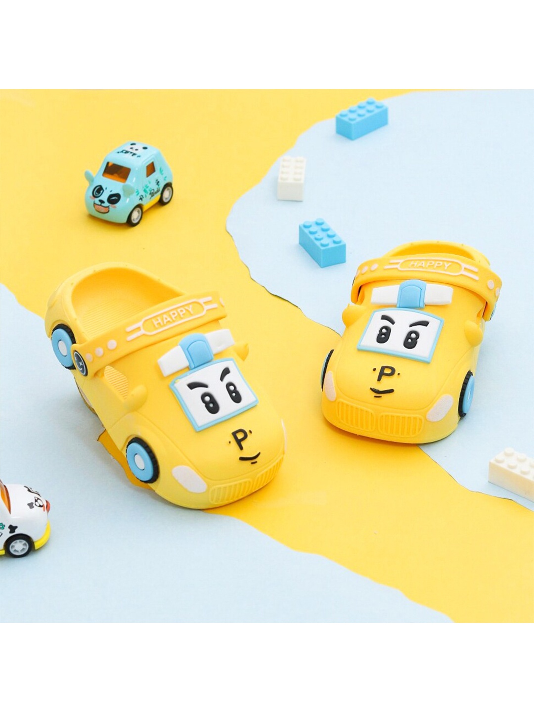 

Yellow Bee Boys Yellow & Black Printed Clogs