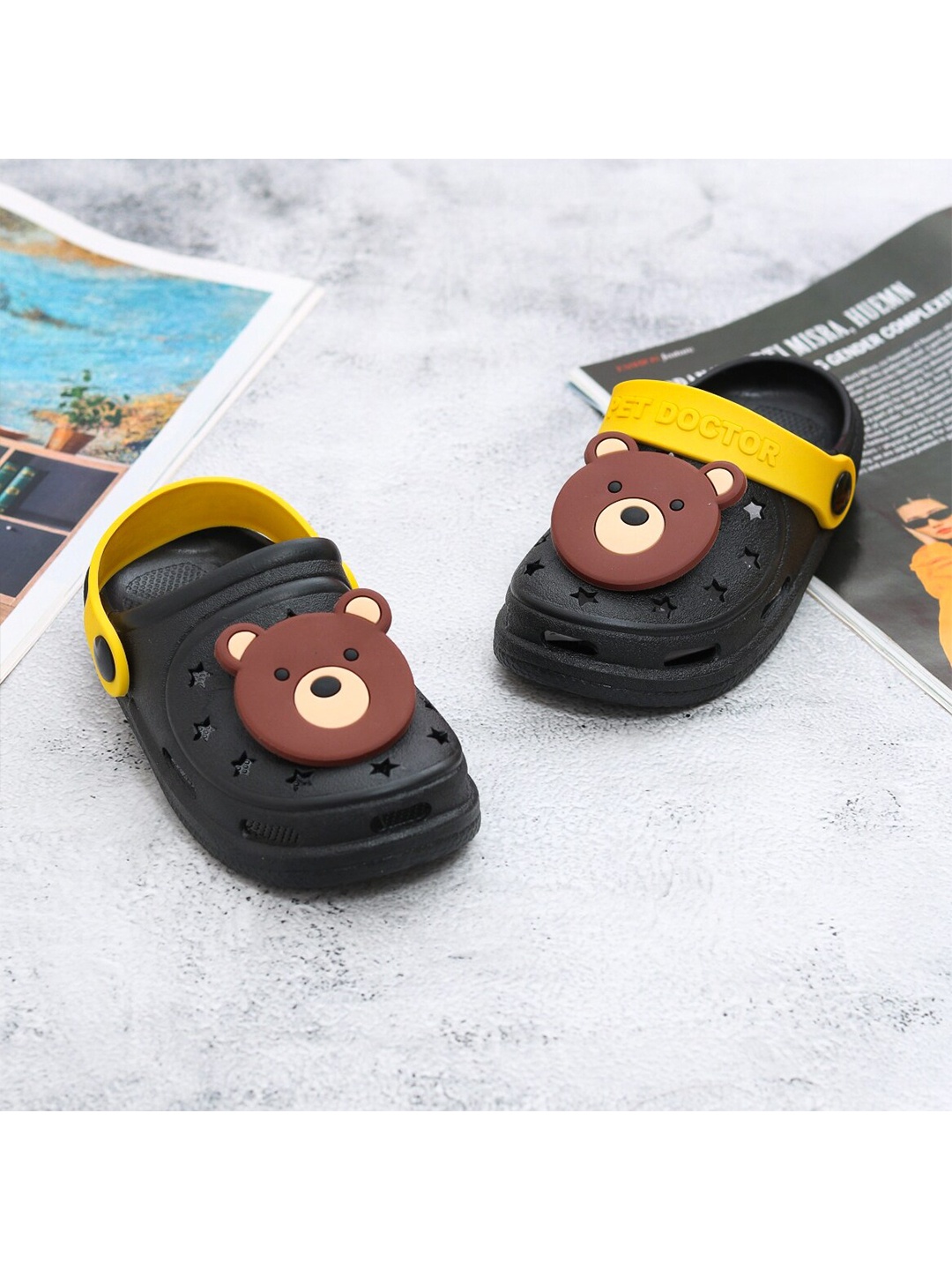 

Yellow Bee Boys Black & Yellow Clogs Sandals