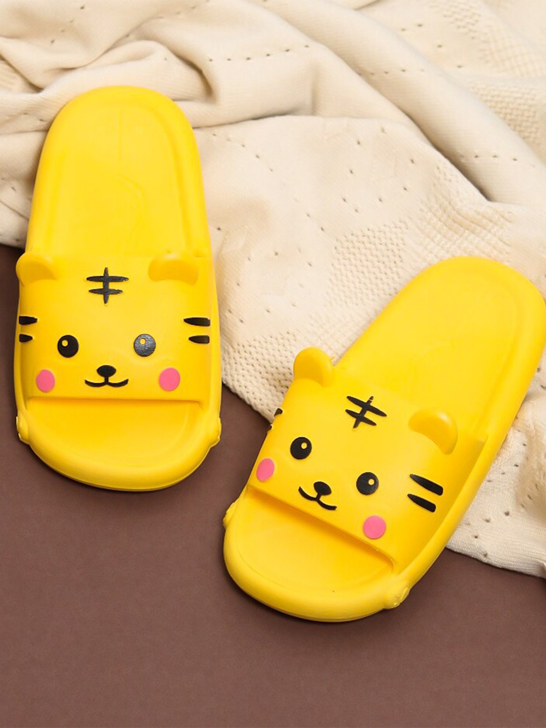 

Yellow Bee Kids Yellow & Black Printed Rubber Sliders