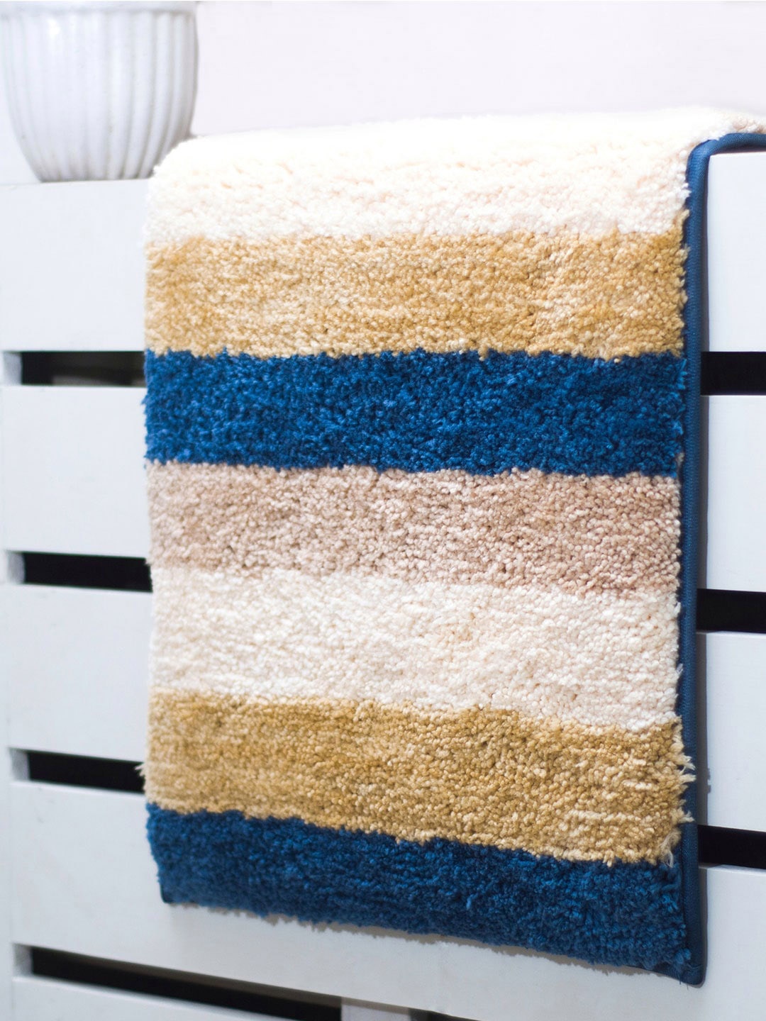 

LUXEHOME INTERNATIONAL Blue & Beige Striped 1960 GSM Bath Rug