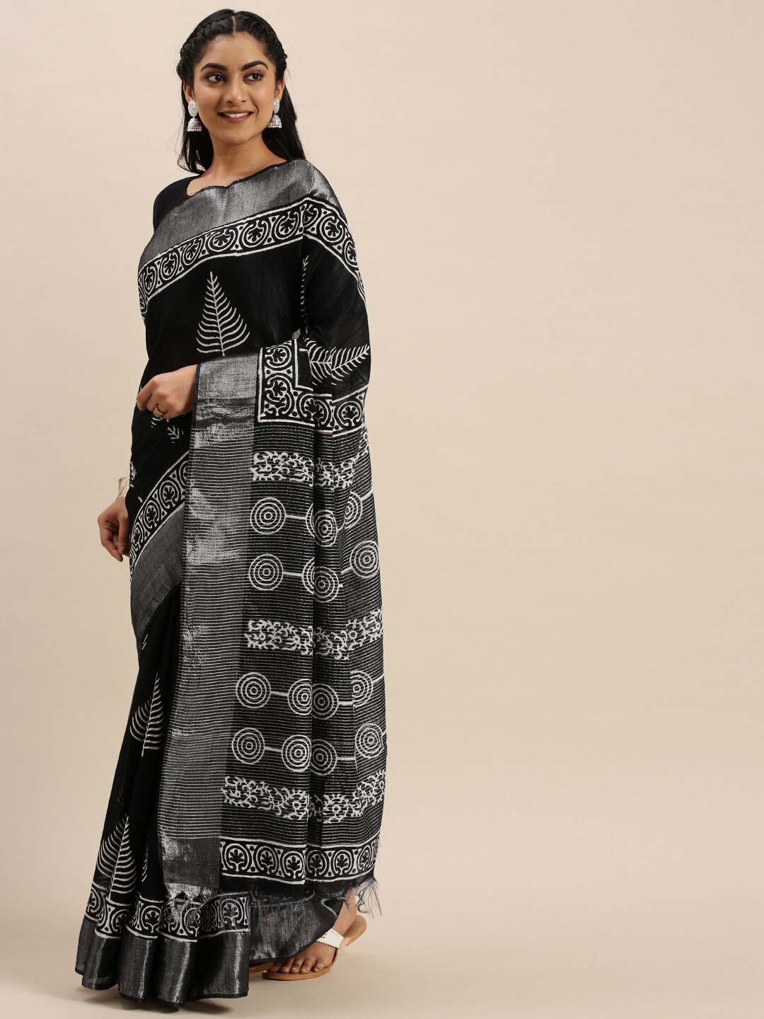 

Shaily Black & White Ethnic Motifs Printed Linen Blend Saree