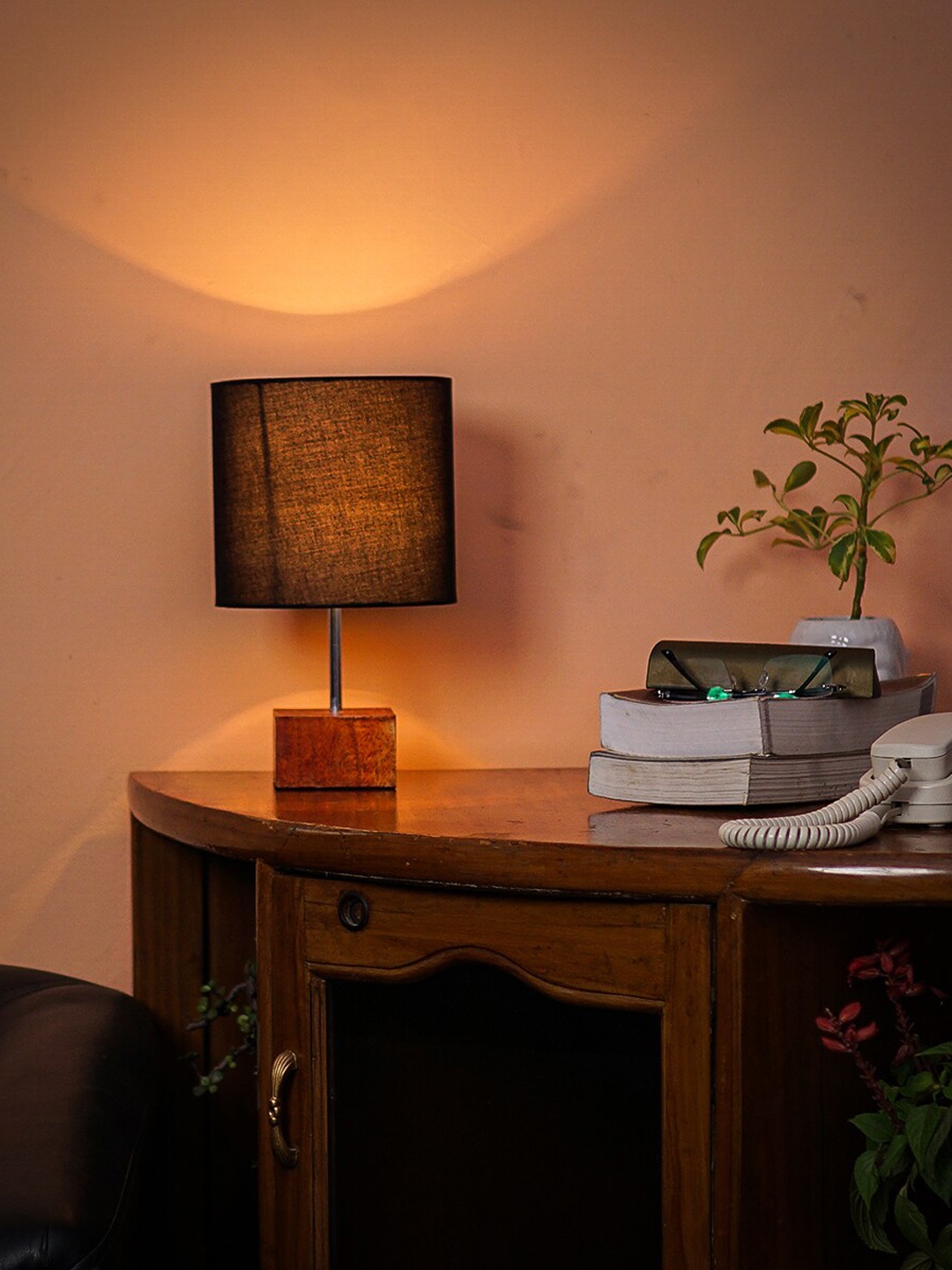 

Pinecraft INTERNATIONAL Brown & Black Table Lamp with Shade