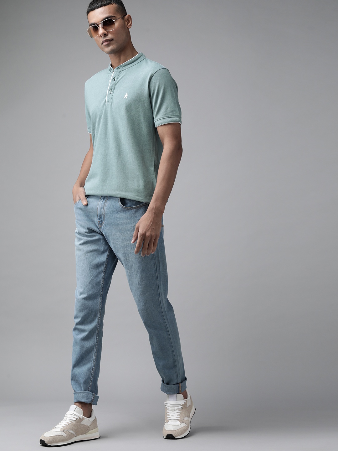 

Roadster Men Blue Mandarin Collar T-shirt