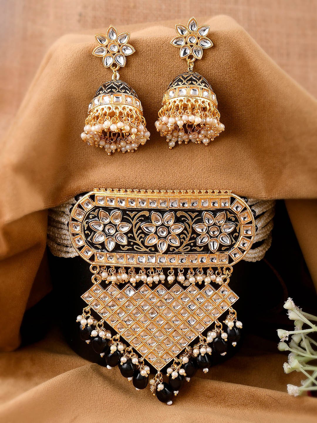 

Shoshaa Gold-Toned Black & White Kundan Studded Pearl-Beaded Jewellery Set