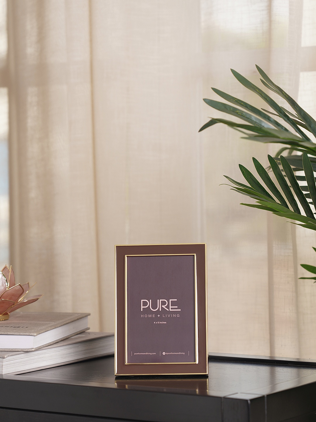 

Pure Home and Living Brown Solid Table Photo Frame