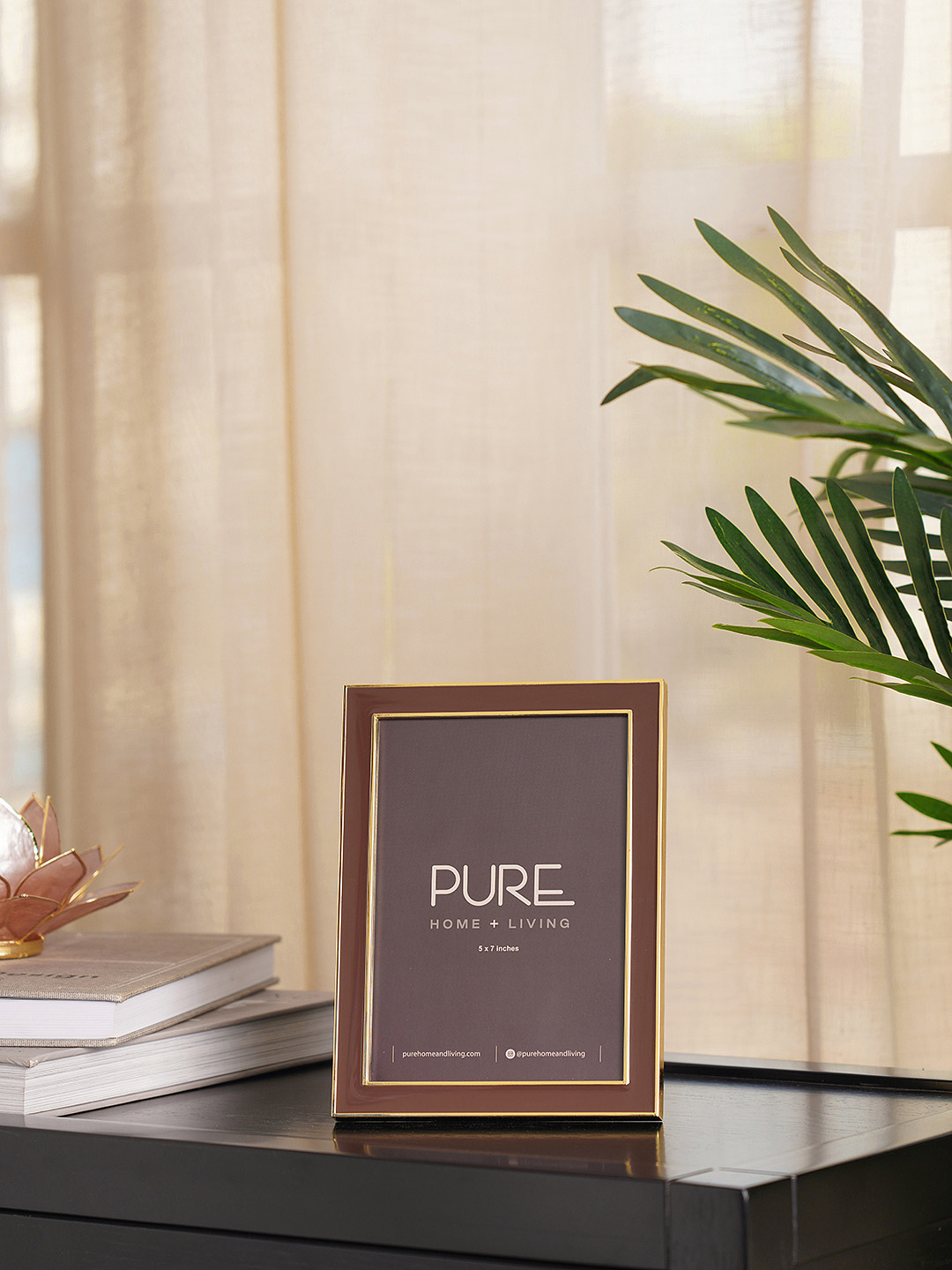 

Pure Home and Living Brown Solid Table Photo Frame