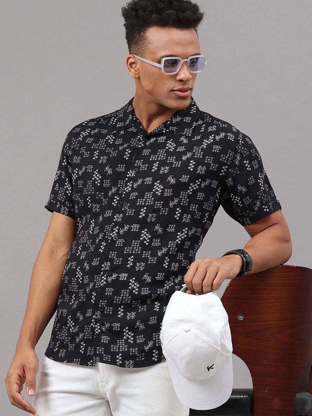 

HERE&NOW Men Black Slim Fit Floral Printed Casual Shirt