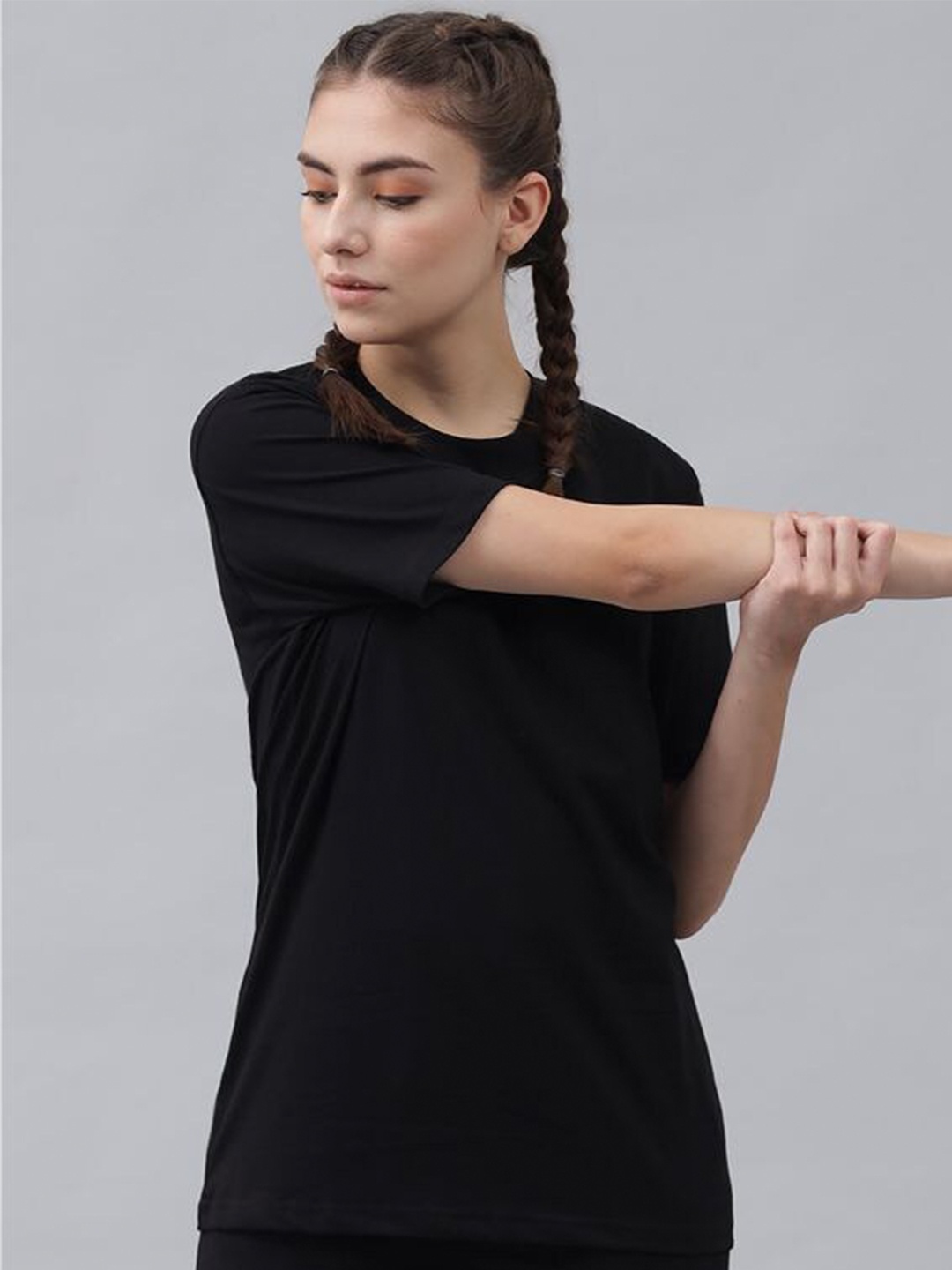 

GRIFFEL Women Black Solid Round Neck Cotton Longline T-shirt