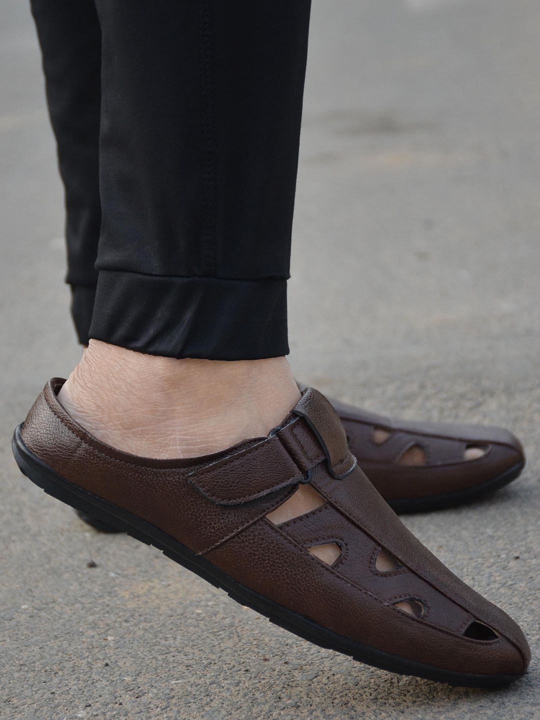 

Hundo P Men Brown Textured Fisherman Sandals