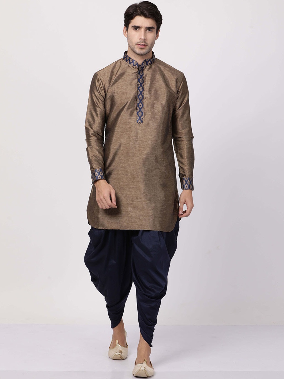 

VASTRAMAY Men Bronze-Toned Floral Embroidered Kurta with Dhoti Pants