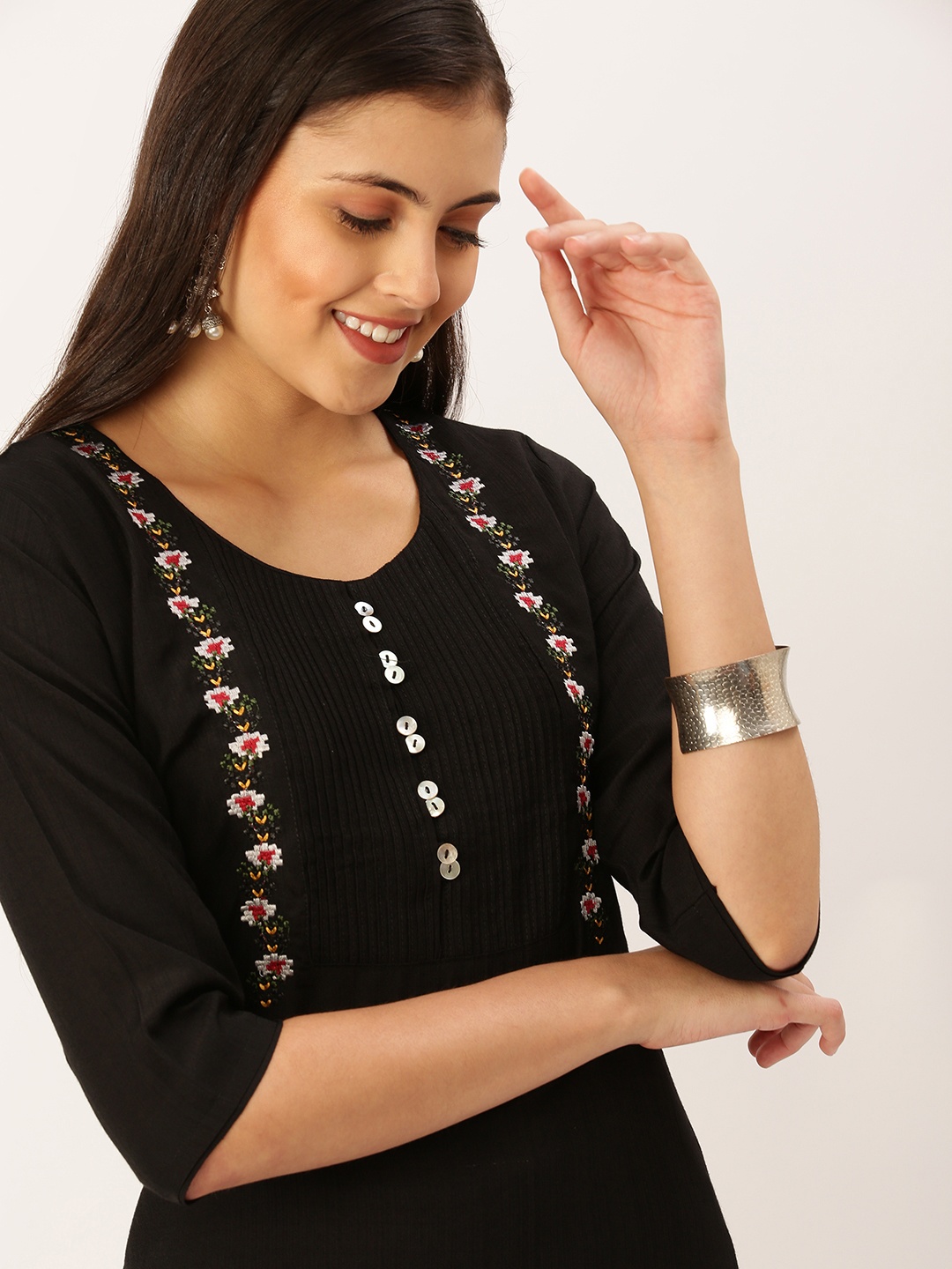 

SHOWOFF Women Black Embroidered Thread Work Kurta