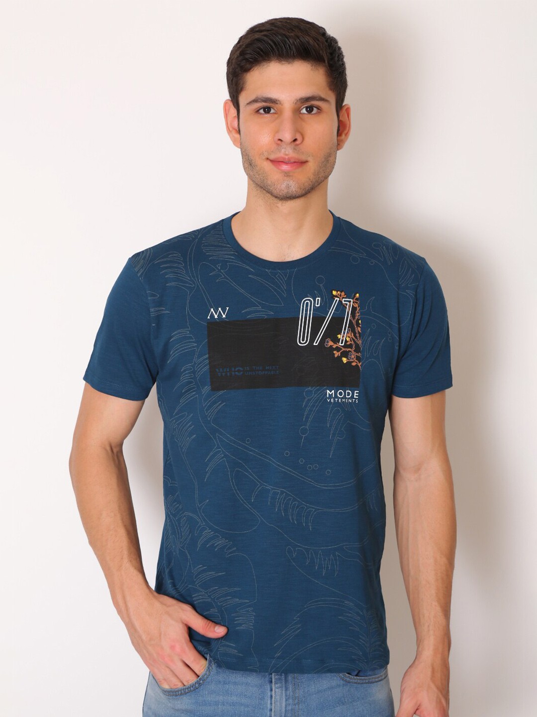 

Mode Vetements Men Blue & Black Printed Cotton Slim Fit T-shirt