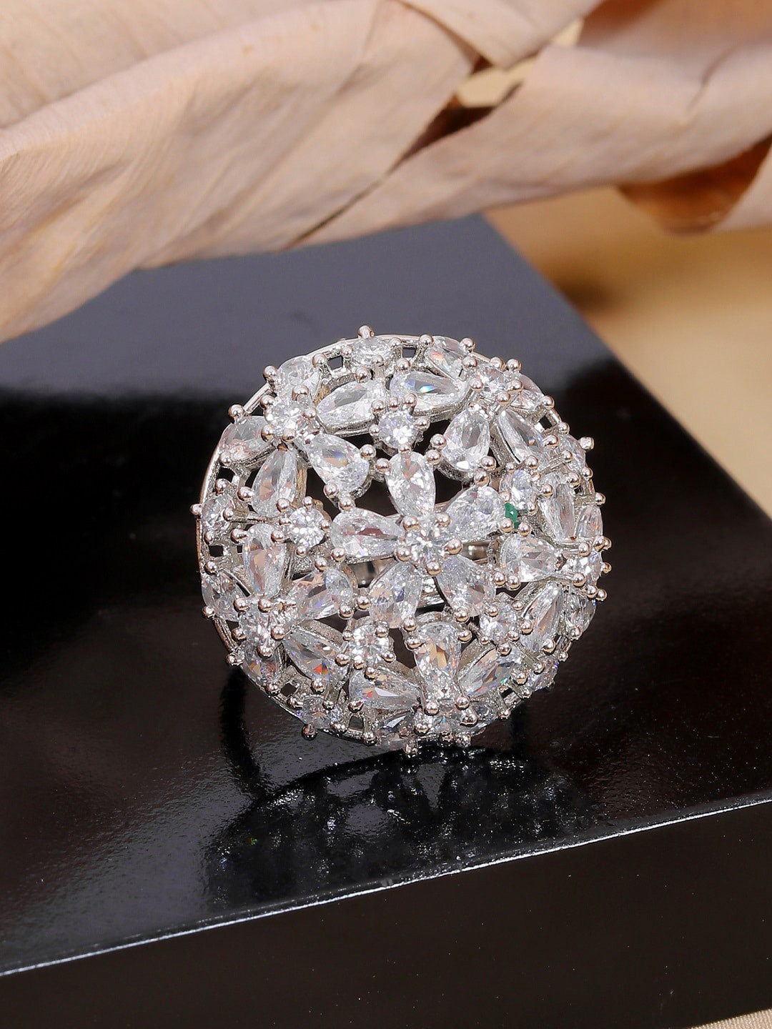 

SwaDev Silver-Plated Classical Floral Finger Ring