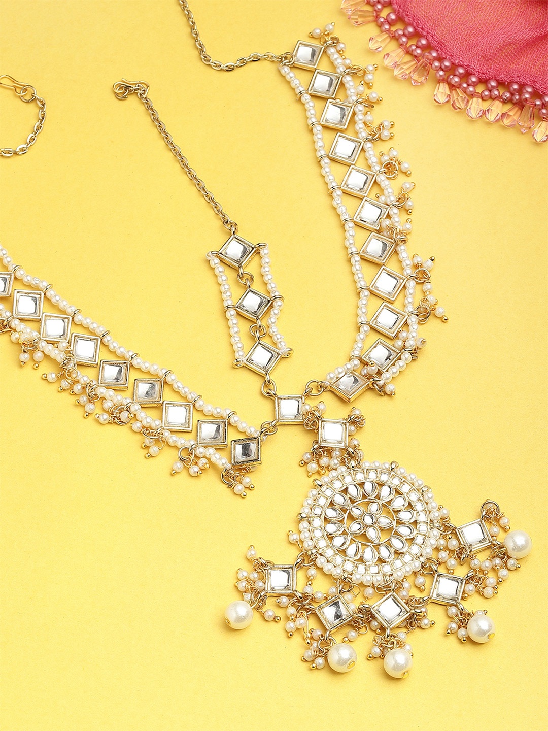 

KARATCART Gold-Plated & White Kundan-Studded & Pearls Beaded Mathapatti