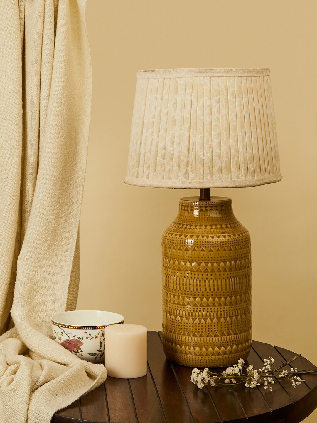 

Pinecraft INTERNATIONAL Yellow Aaakarsh Samara Embossed Table Lamp