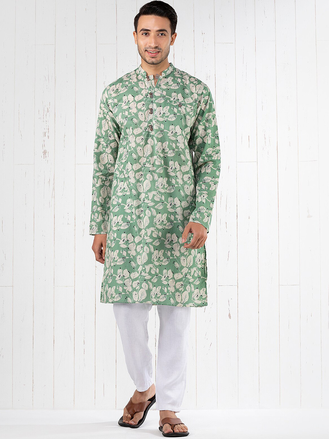 

INDIYUNG Men Green Floral Printed Flared Sleeves Thread Work Kurta