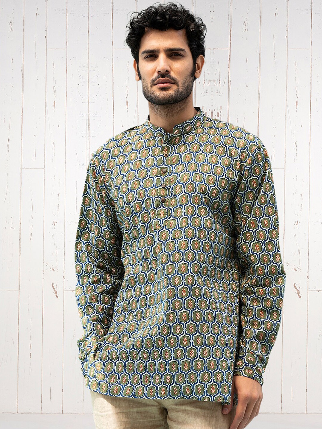 

INDIYUNG Men Green Geometric Striped Flared Sleeves Thread Work Kurta