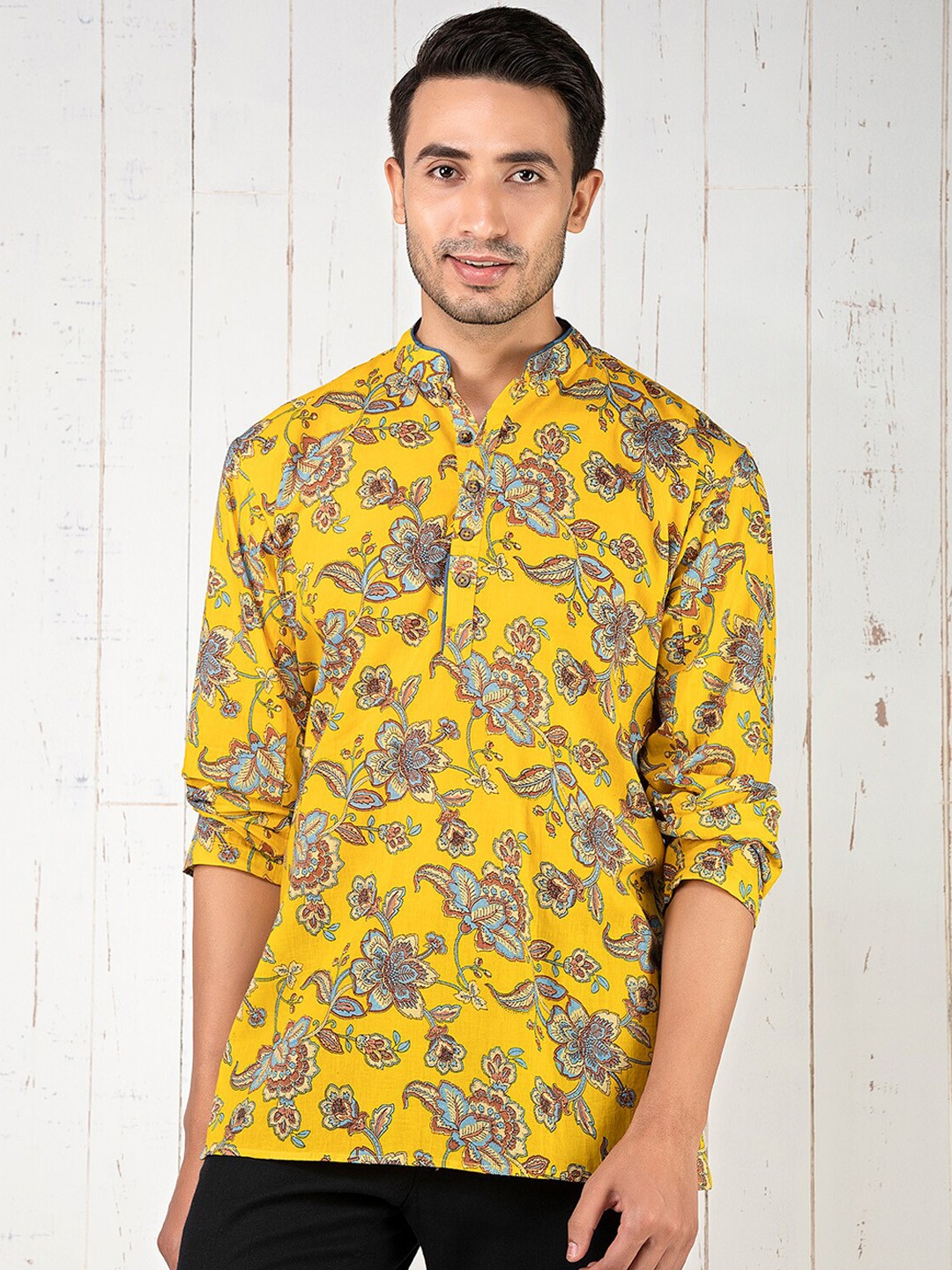 

INDIYUNG Men Yellow Floral Printed Kurta