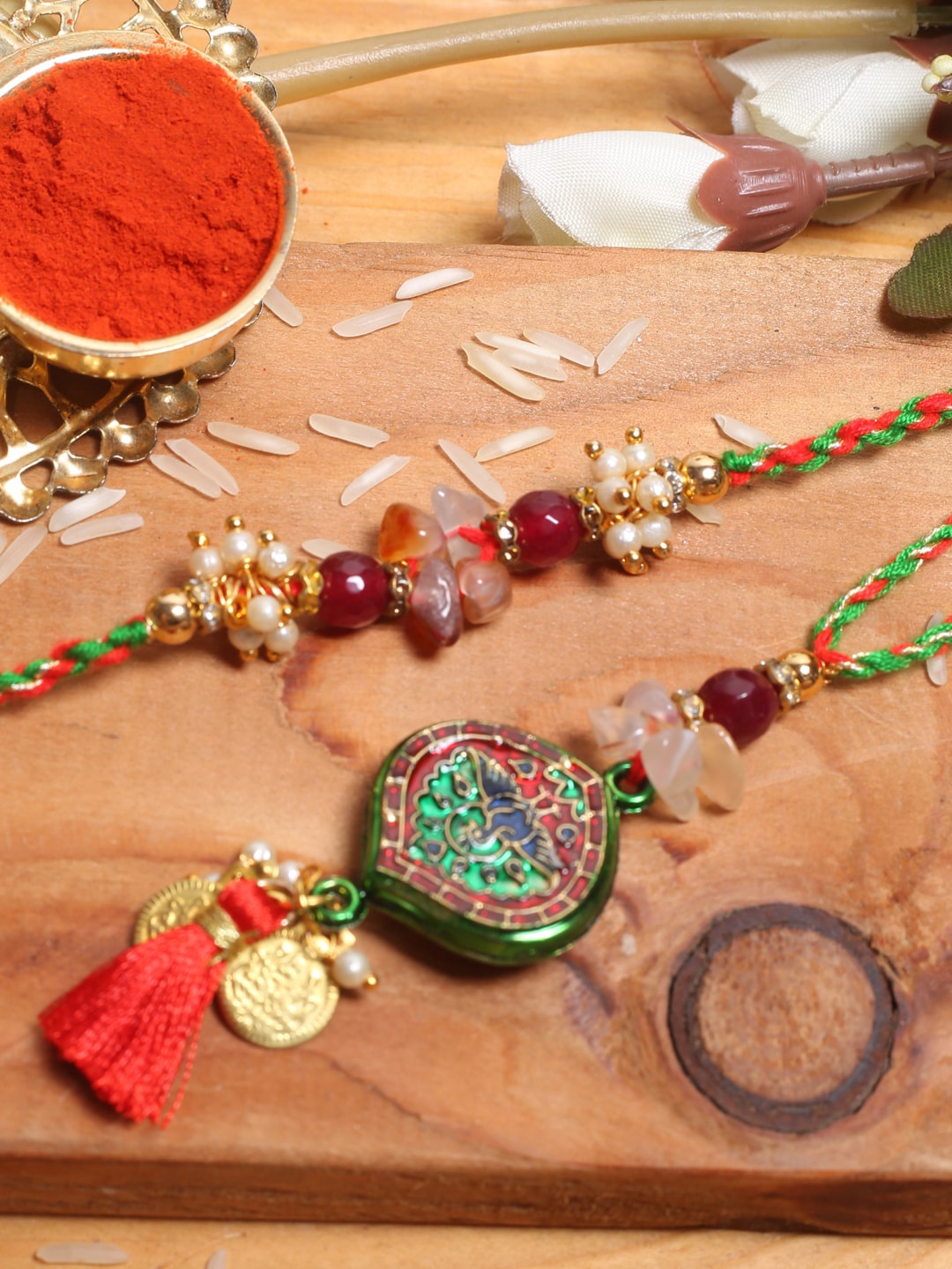 

Aapno Rajasthan Red & Green Textured Bhaiya Bhabhi Rakhi