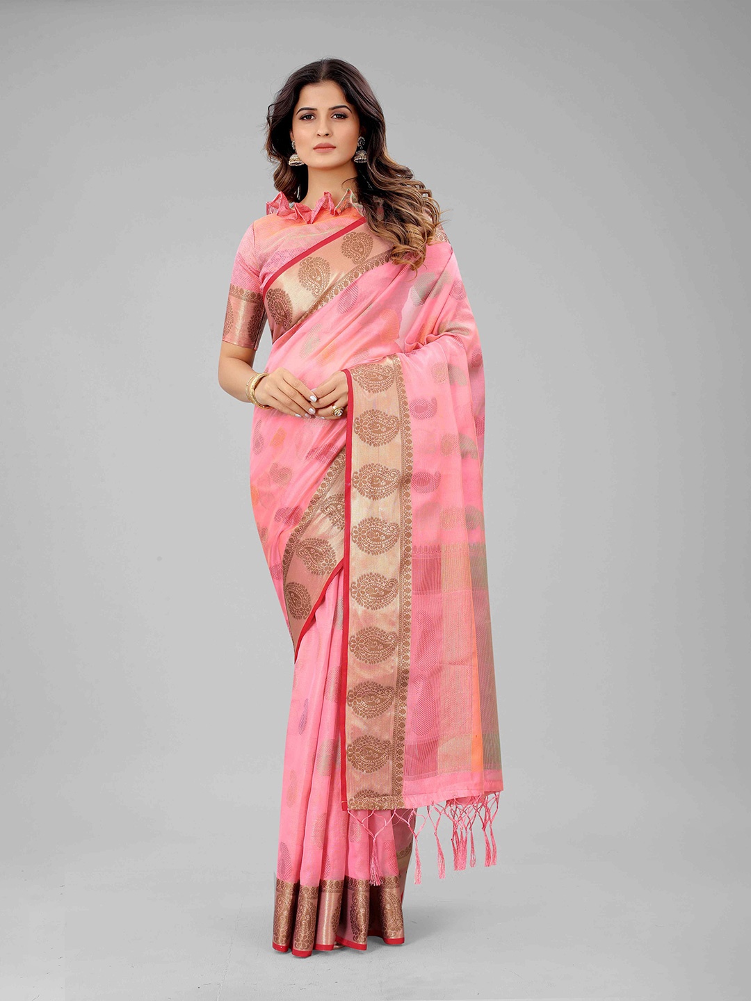 

Mizzific Pink & Gold-Toned Paisley Woven Design Zari Organza Chanderi Saree